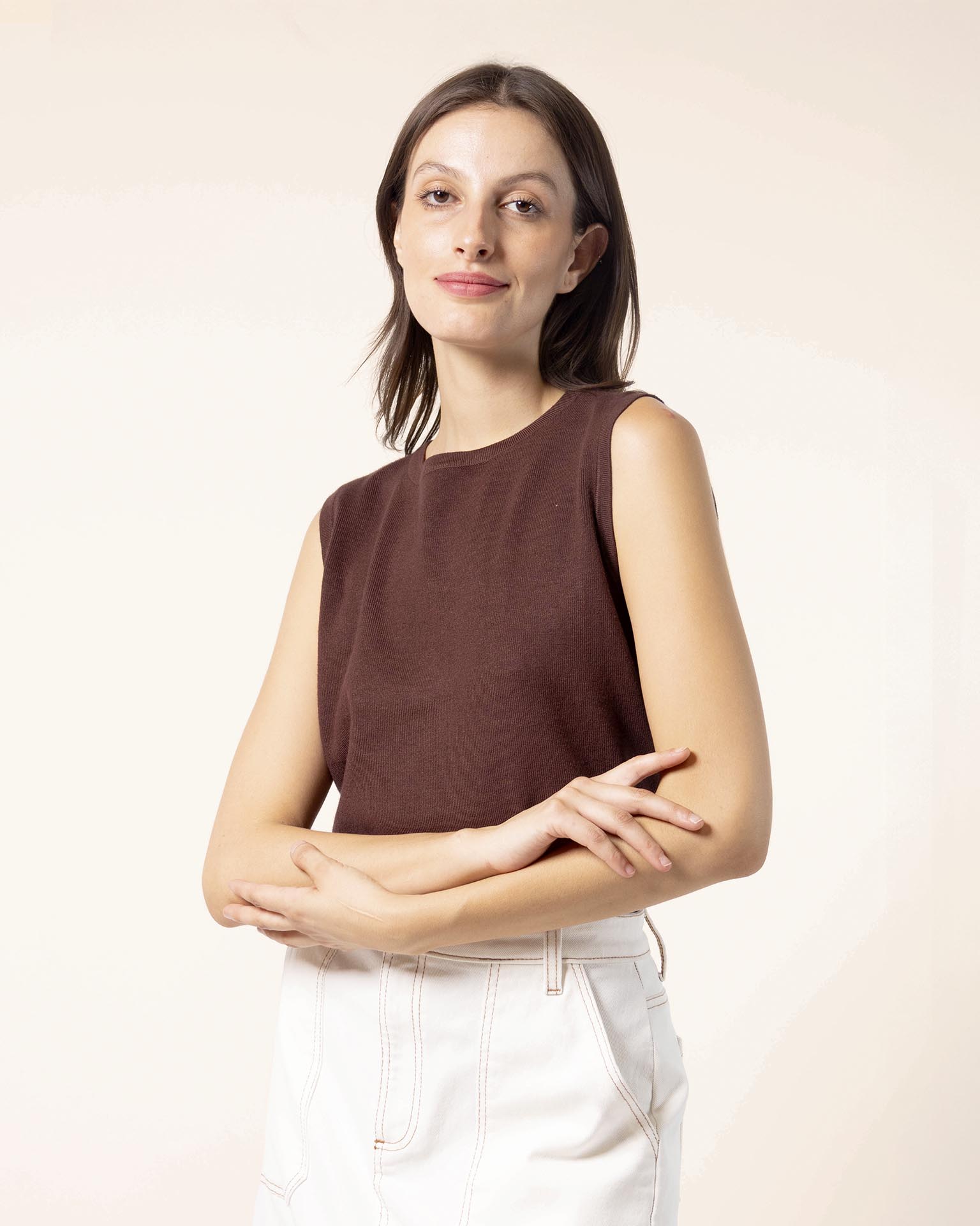 blusa-tejida-sin-mangas-cafe