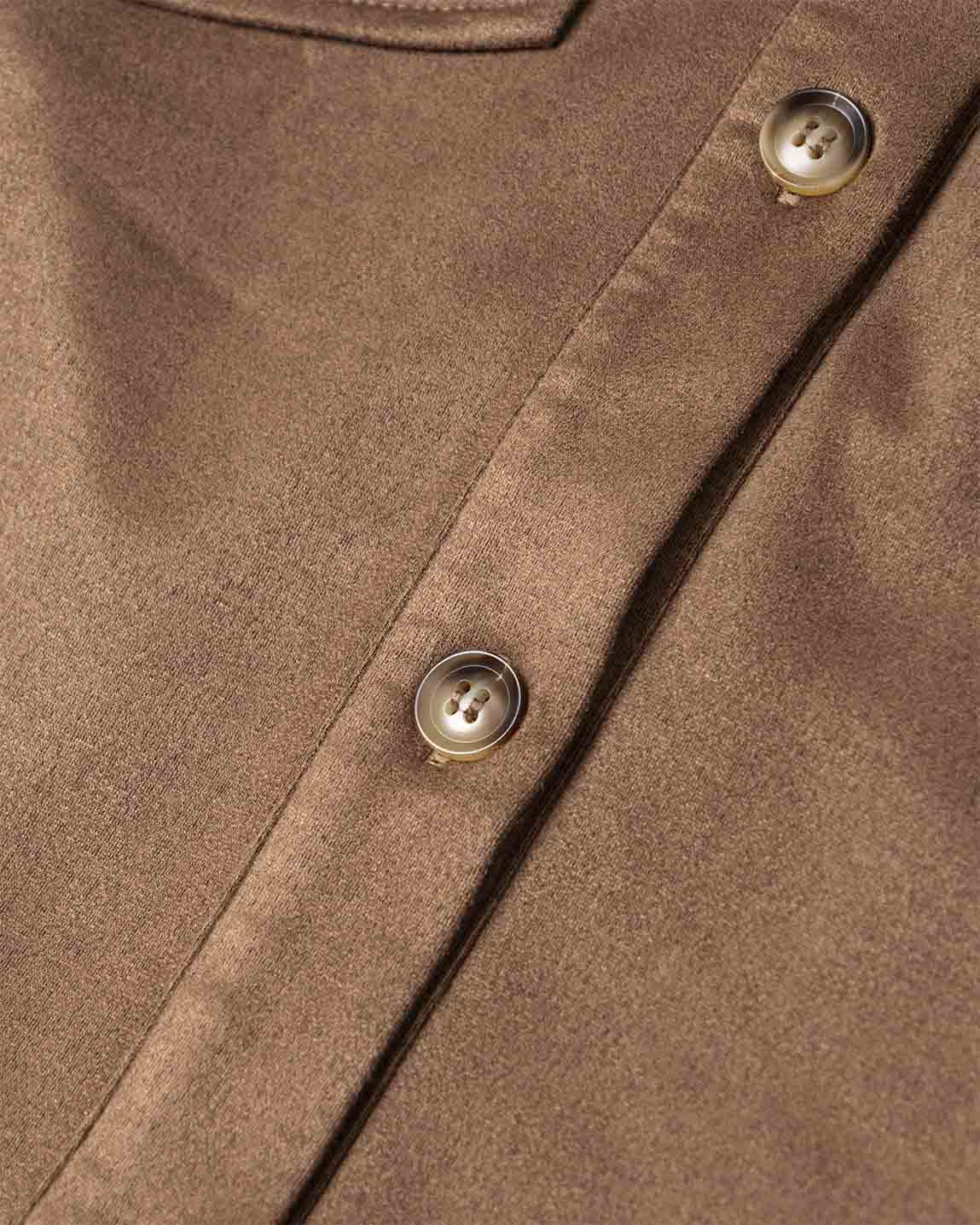 Blusa camisera de suede con carteras