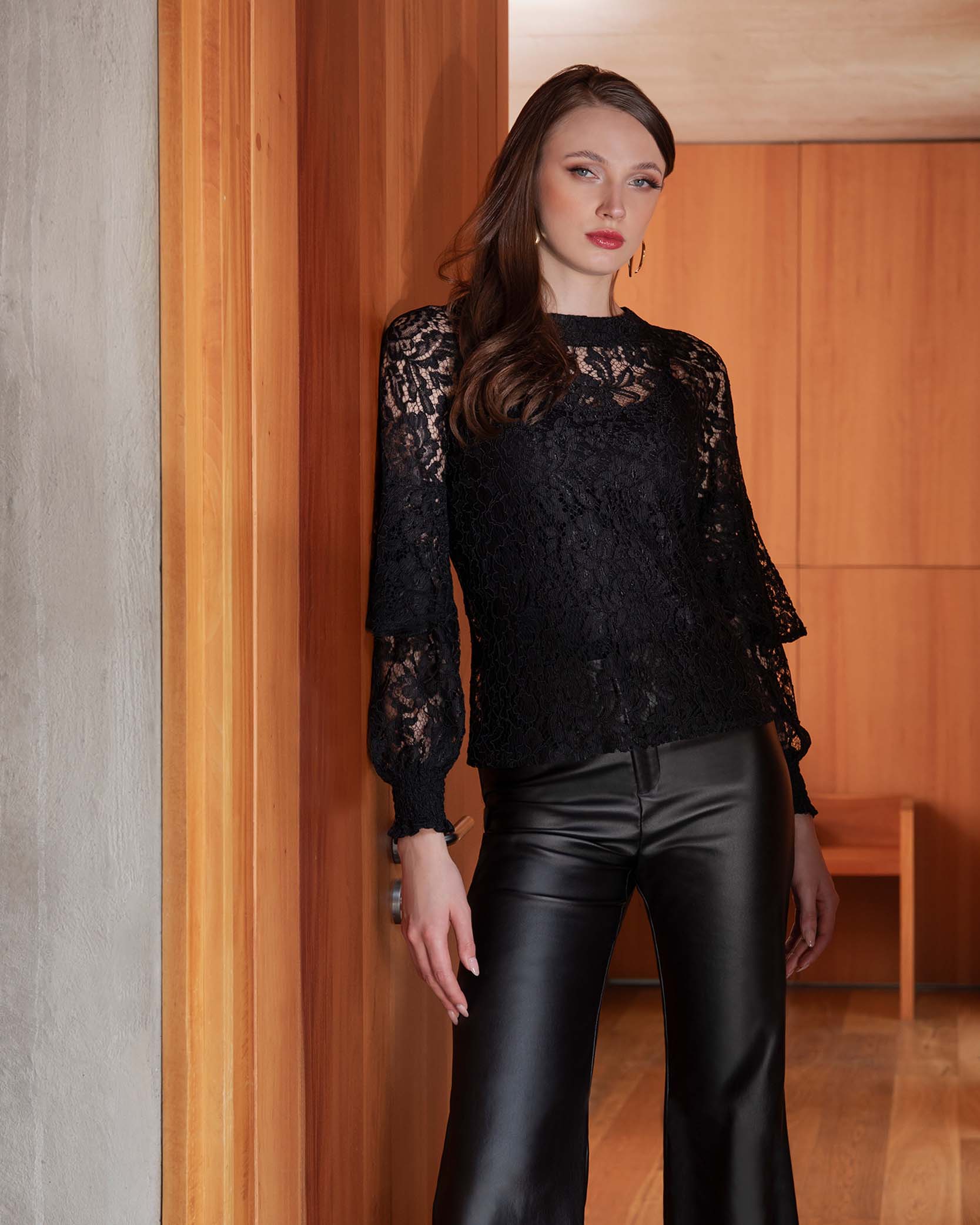 Blusa encaje y olán manga larga