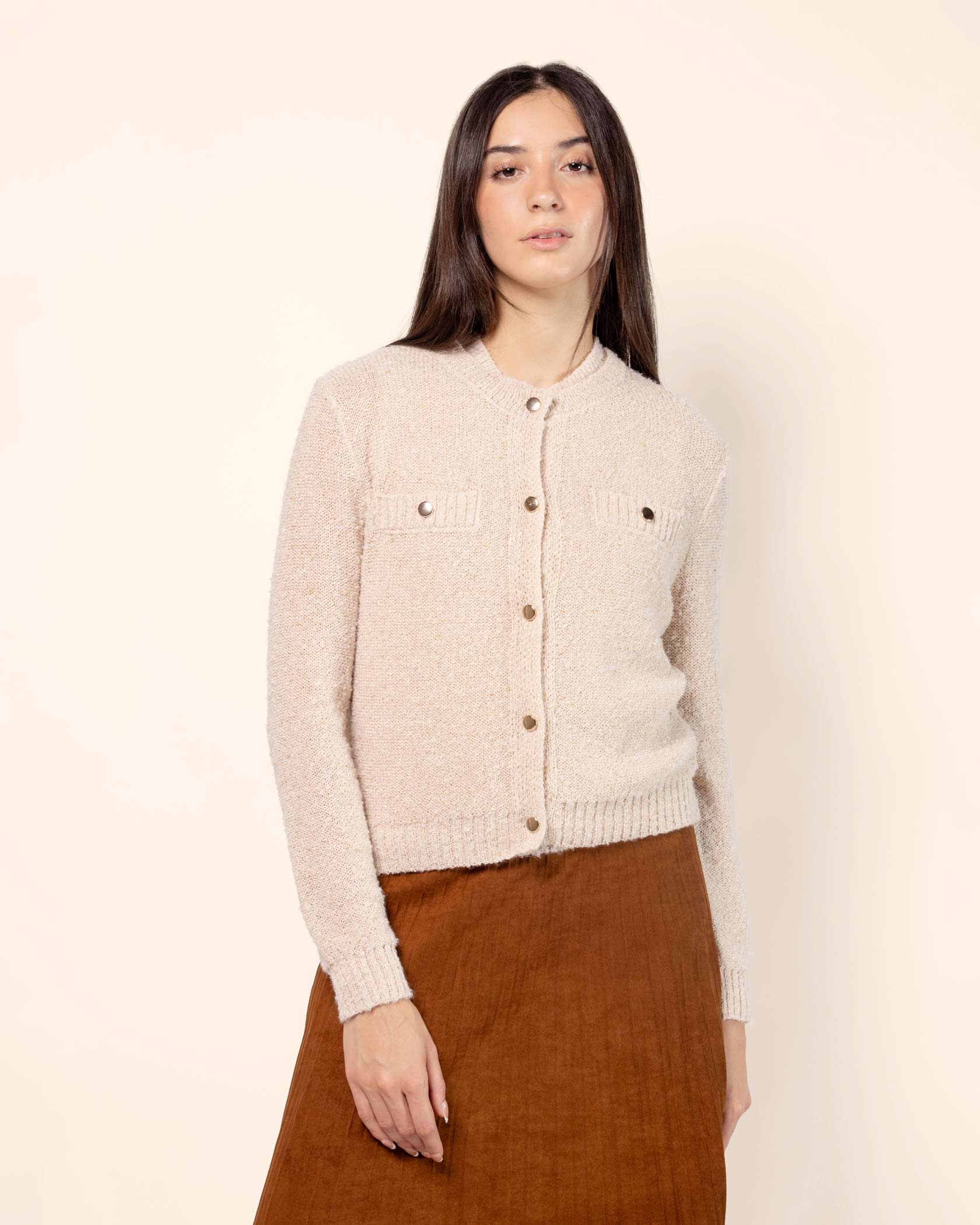 Cárdigan tejido textura botones dorados