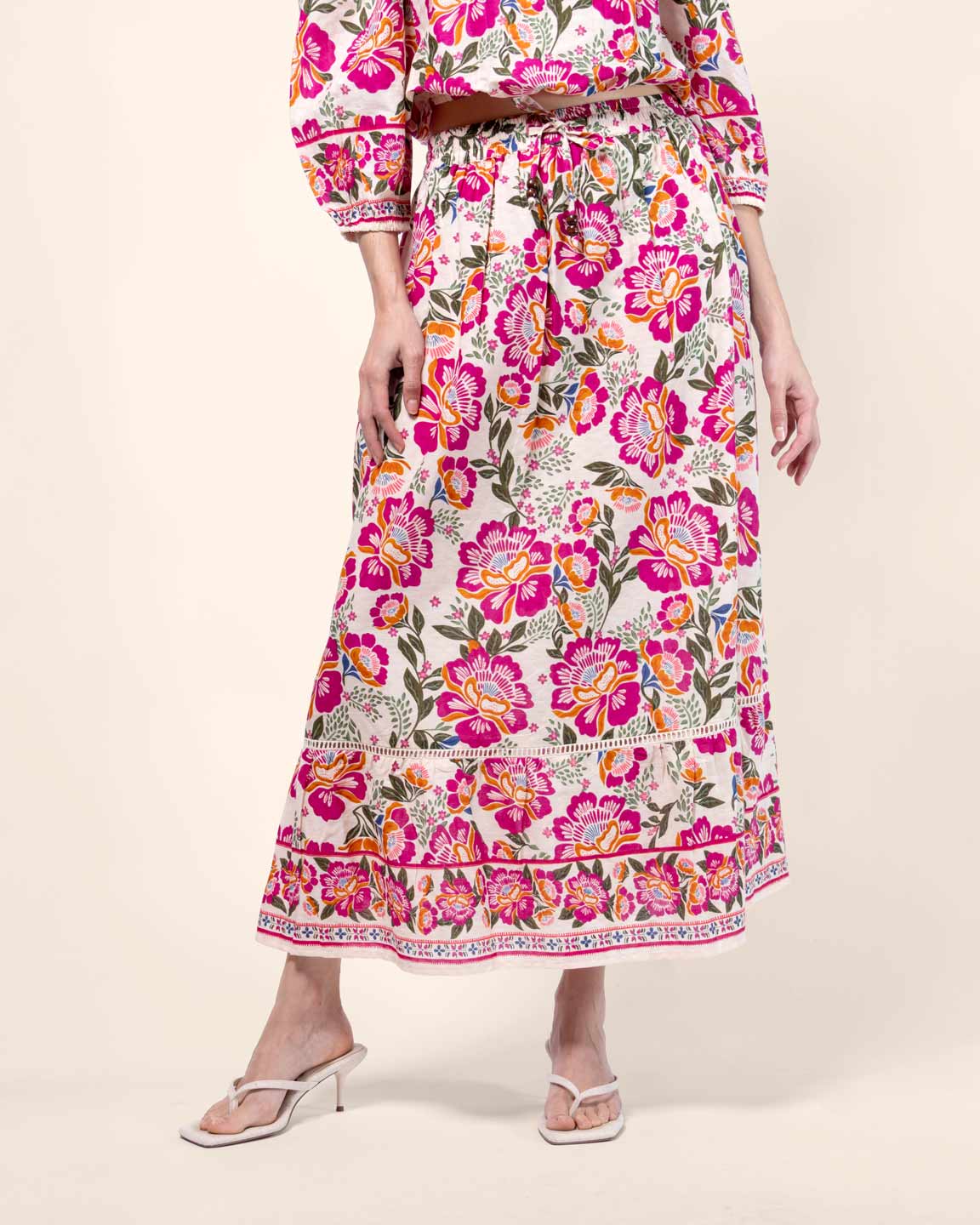 Falda larga estampada, elástico y aplicación