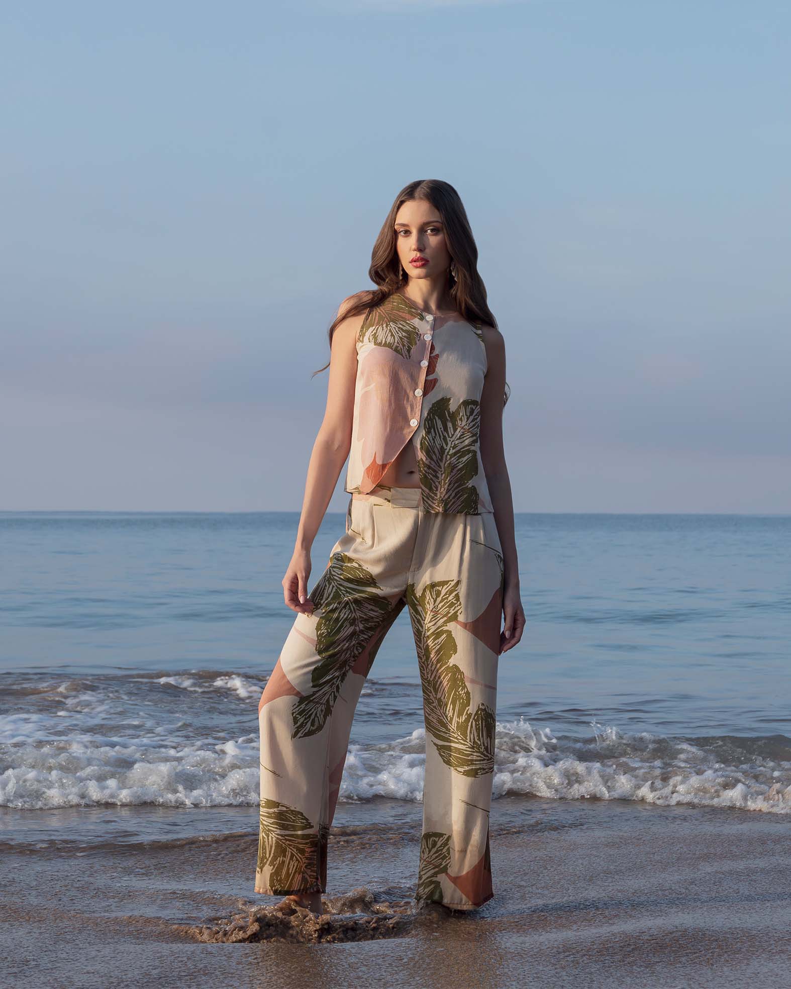 Pantalón estampado pretina cruzada, efecto lino