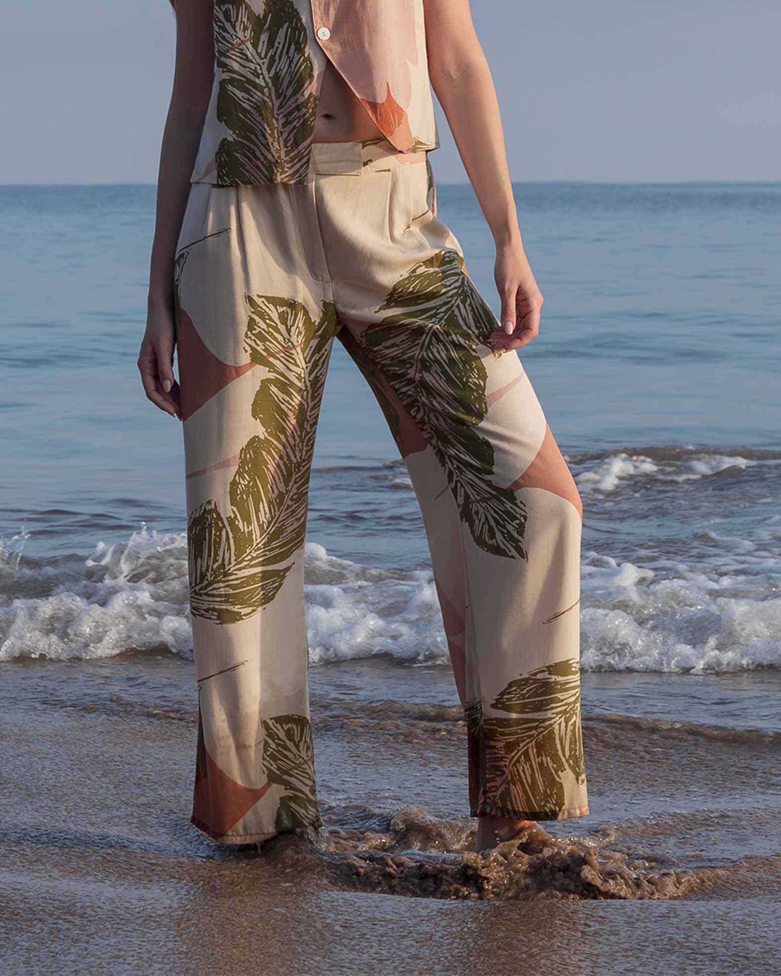 Pantalón estampado pretina cruzada, efecto lino