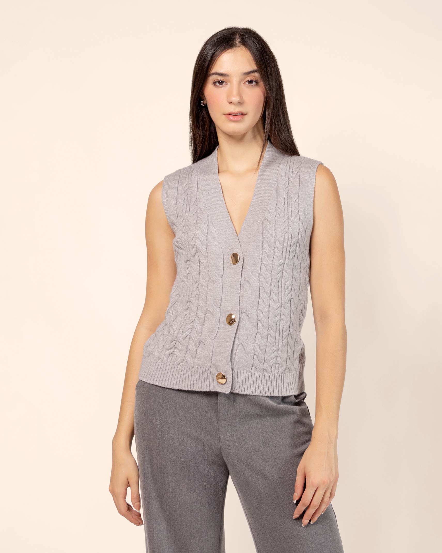 Chaleco tejido trenzas y botones