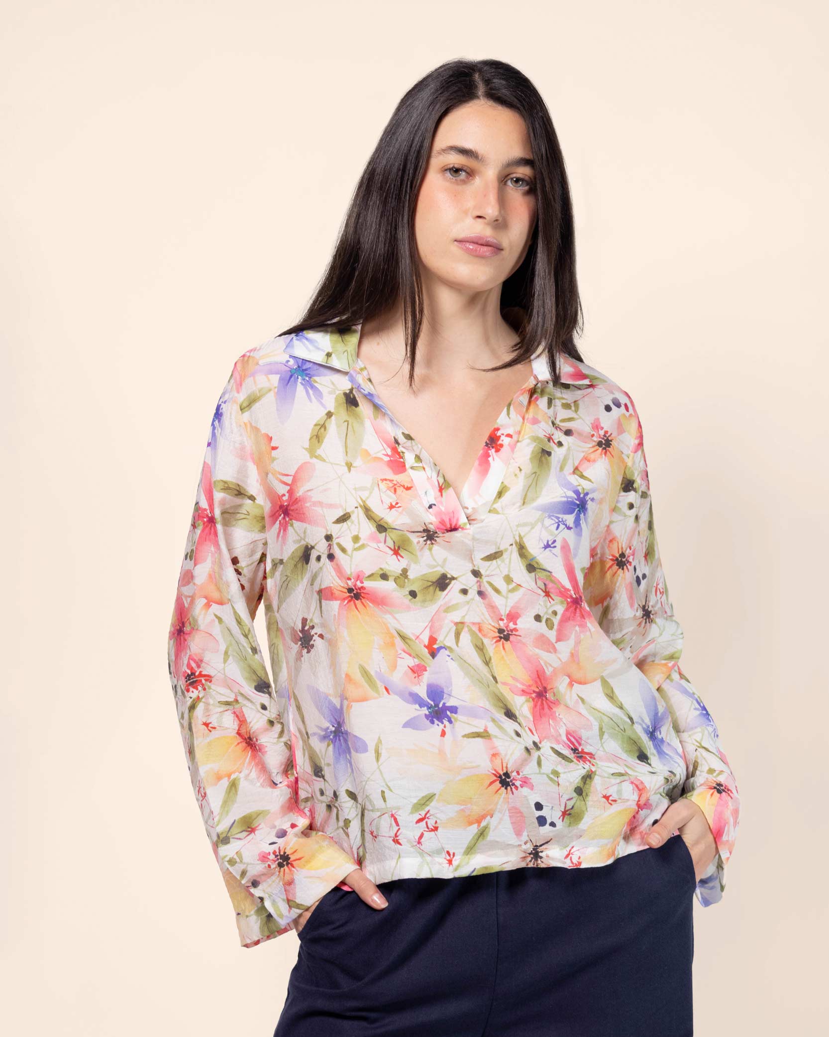 Blusa manga larga, tela ligera estampada