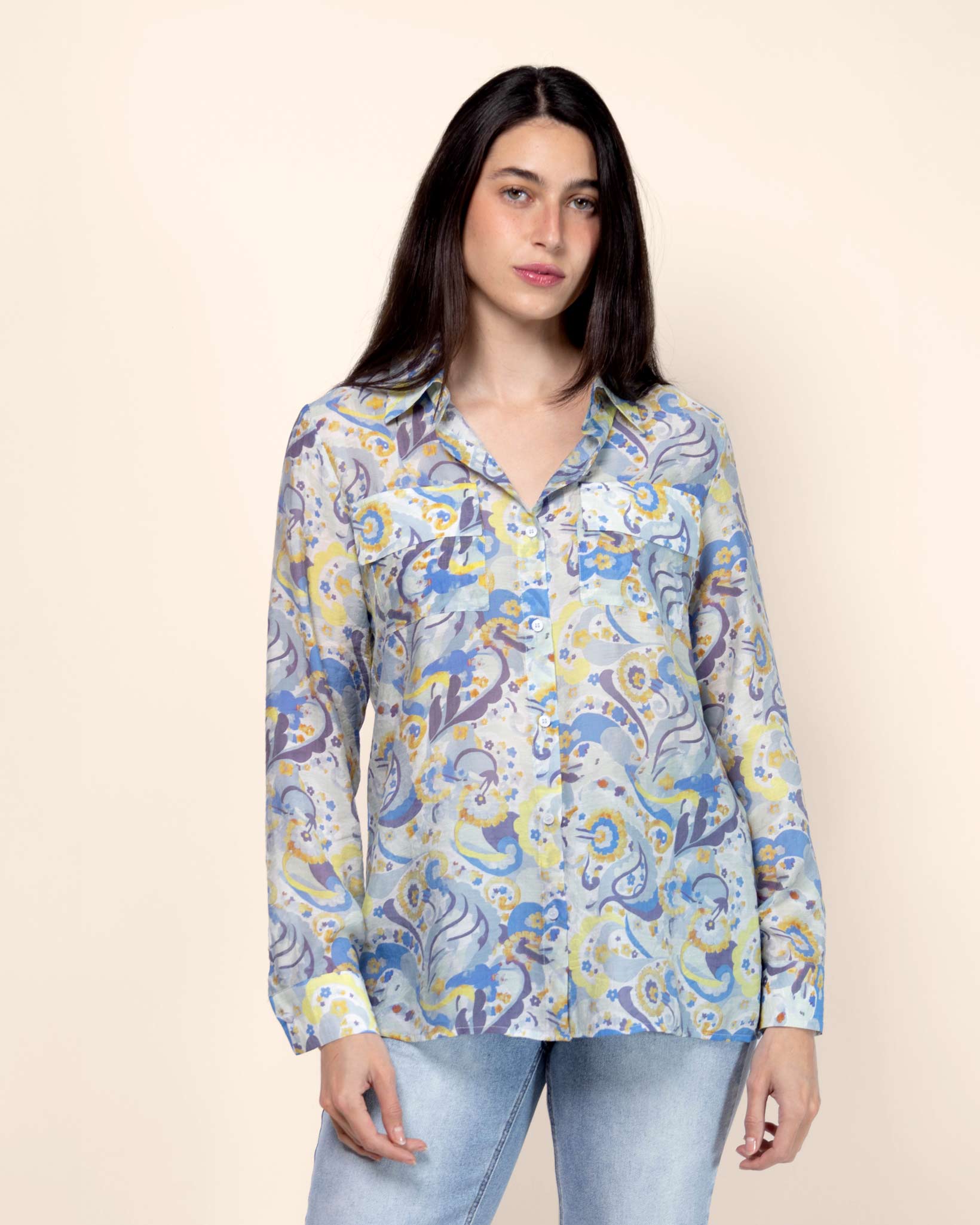 Camisa manga larga estampada con bolsas y carteras