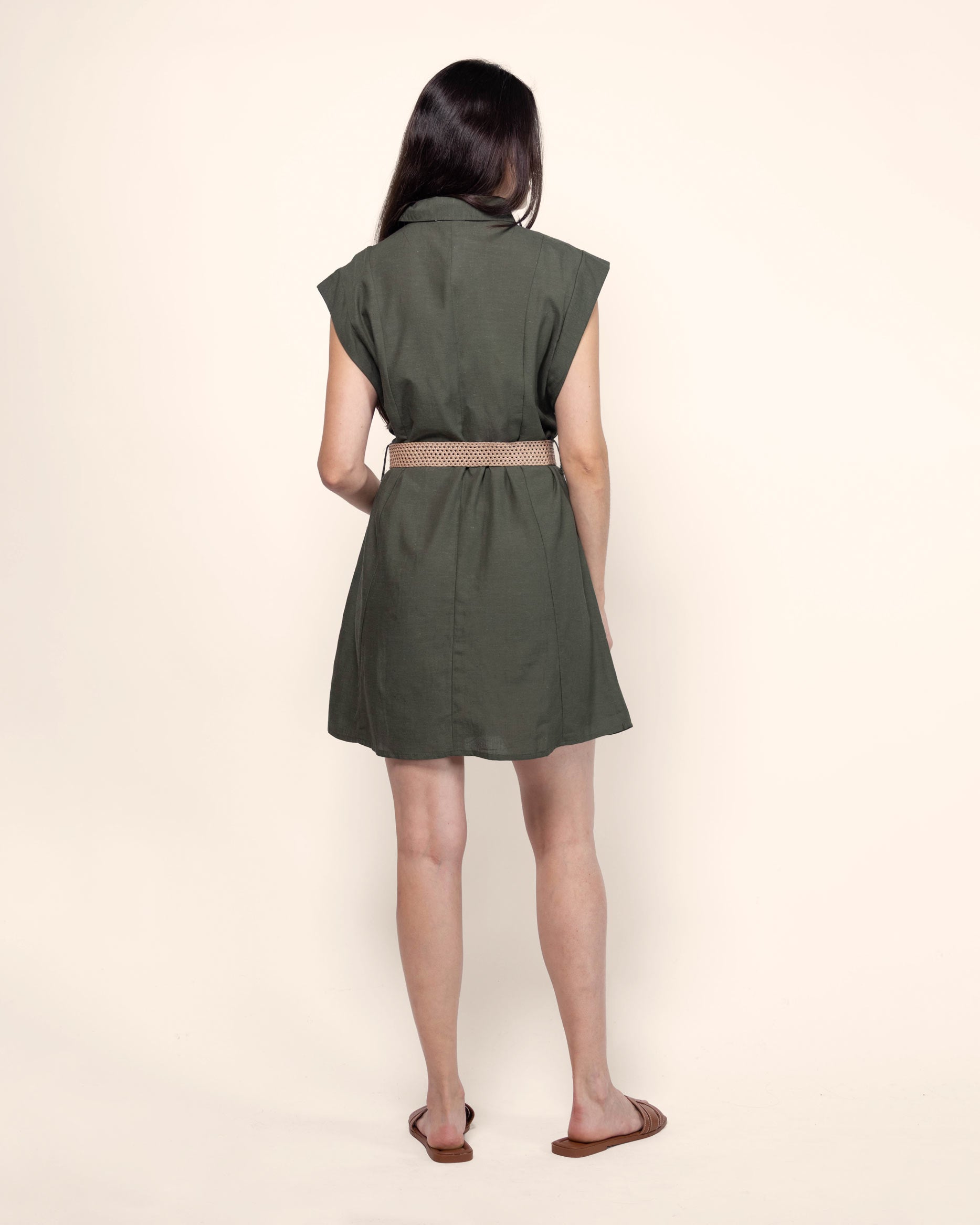 Vestido corto efecto lino con cinturón
