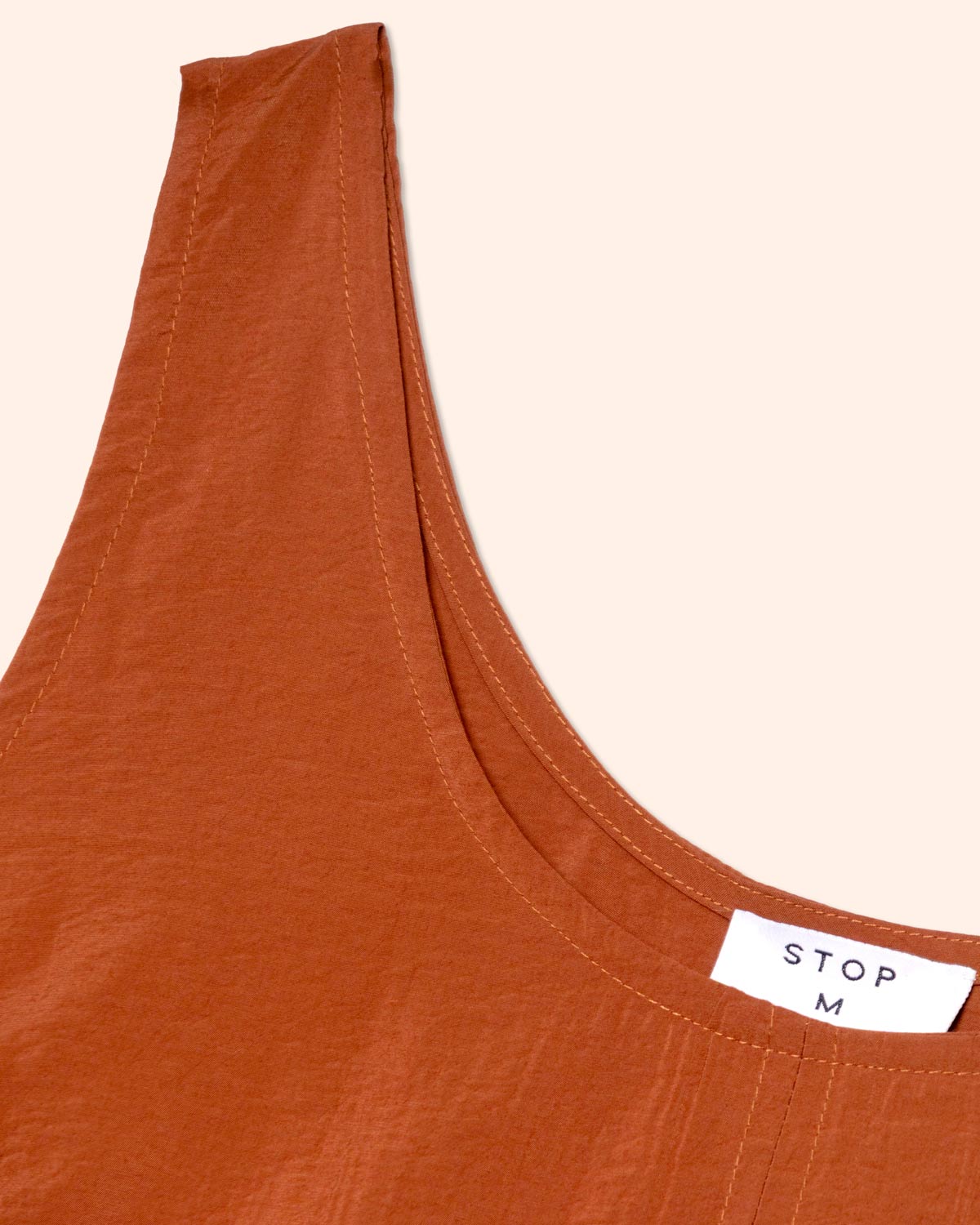 Blusa sin mangas corte al centro