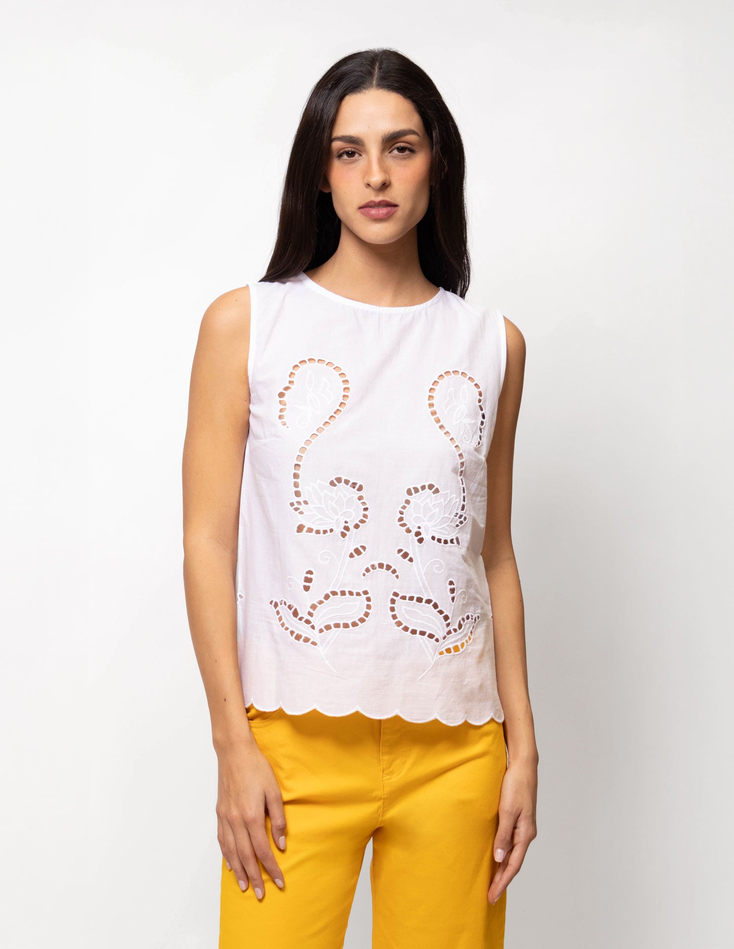 Blusa sin mangas con bordado