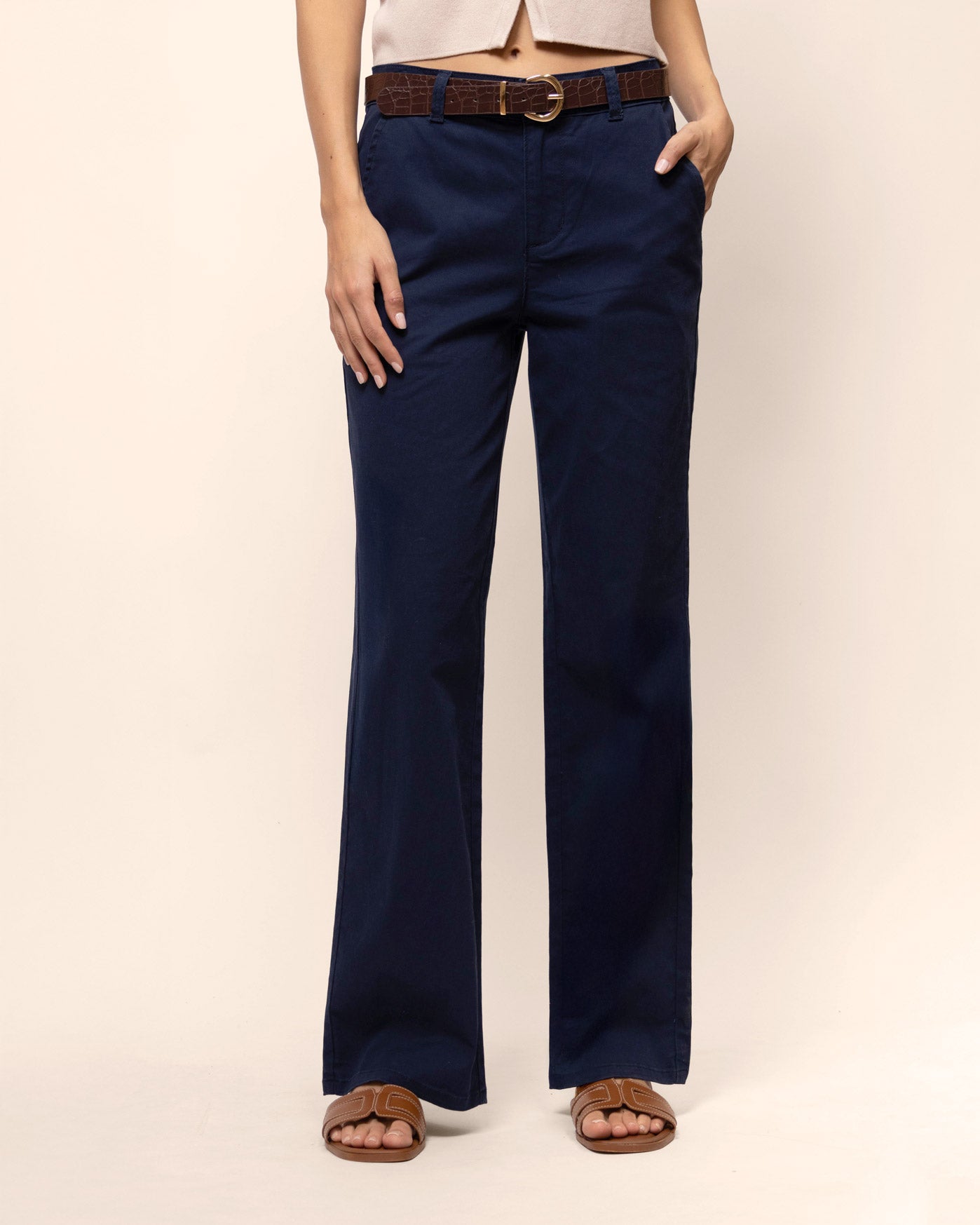 Pantalón chino amplio con cinturón