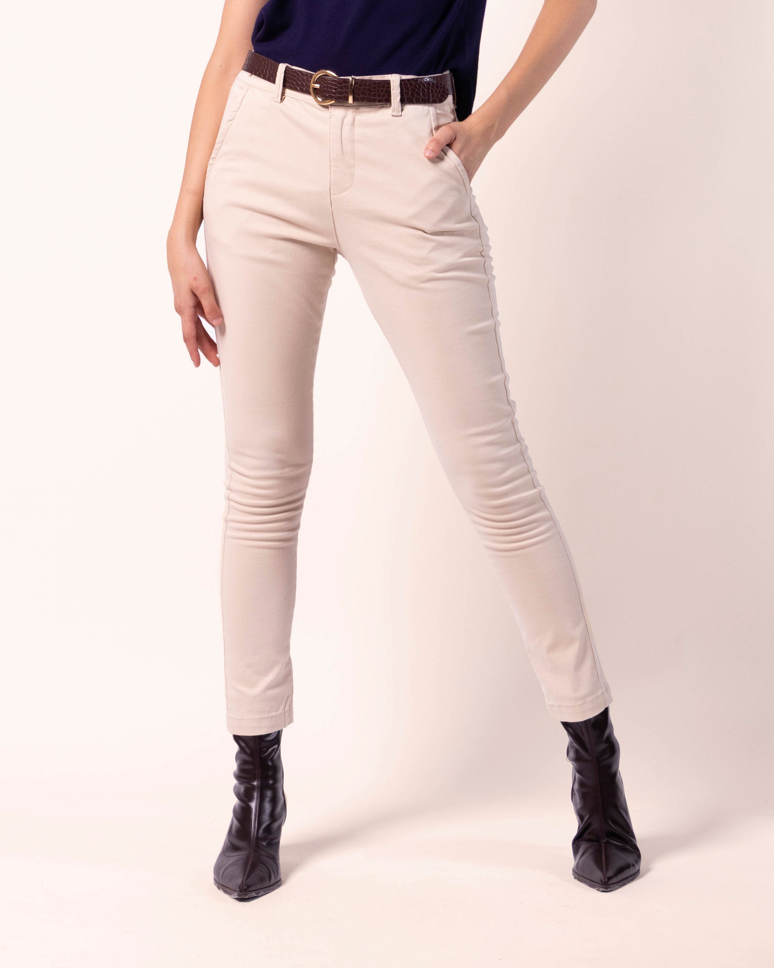 Pantalón chino entubado con cinturón