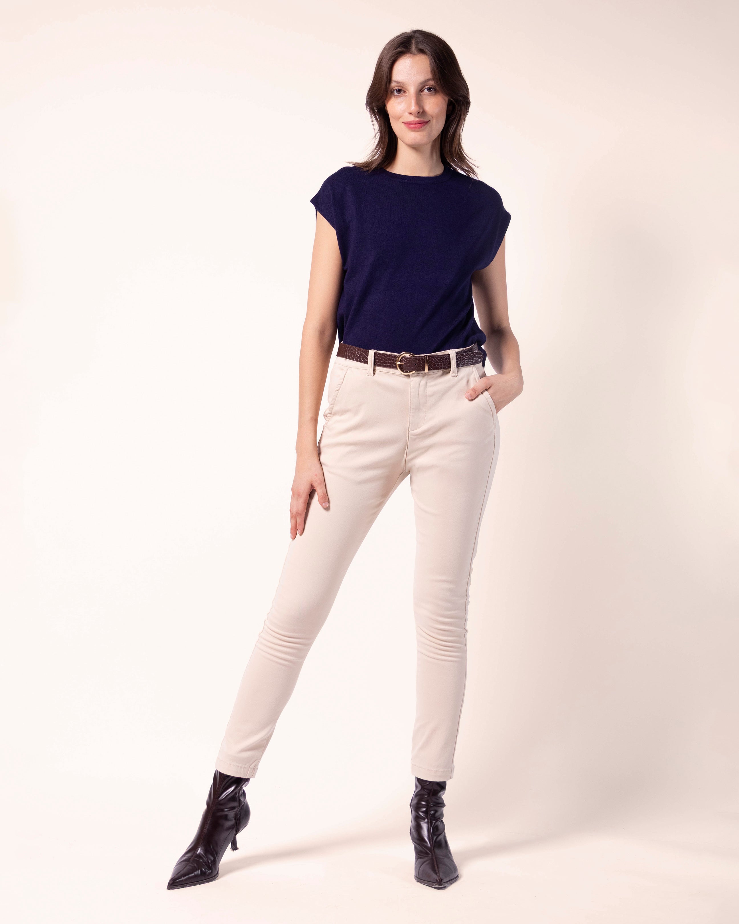 Pantalón chino entubado con cinturón