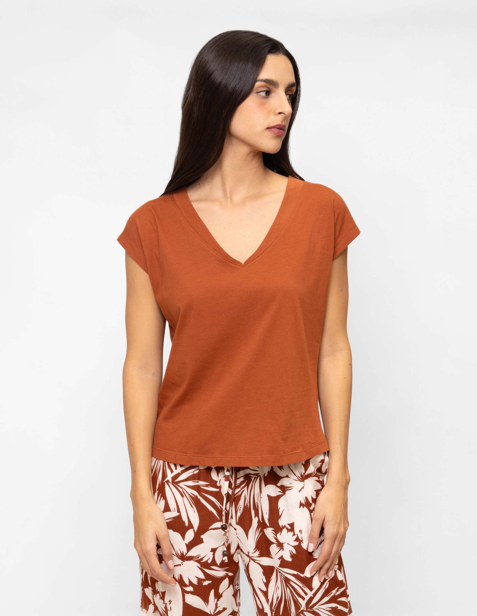 Playera algodón cuello en V