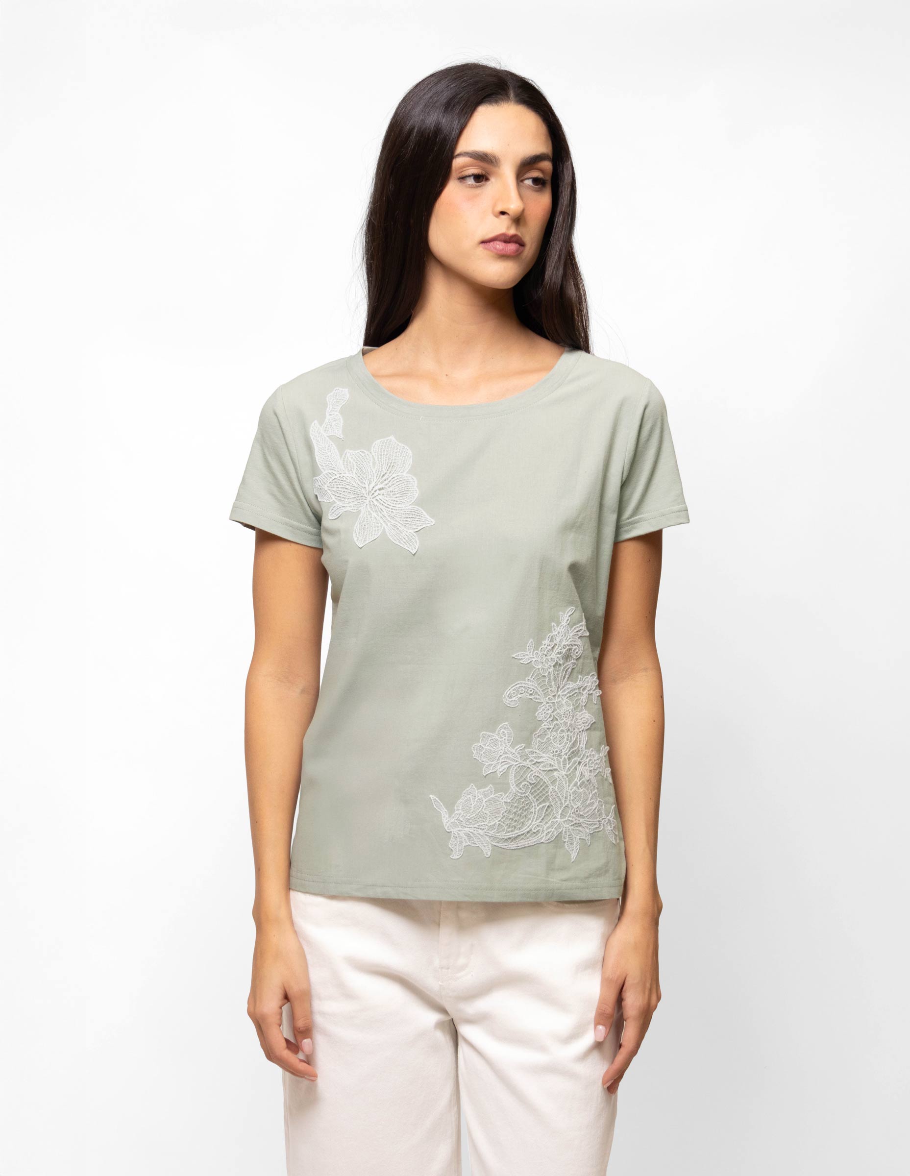 Playera cuello redondo aplicaciones encaje