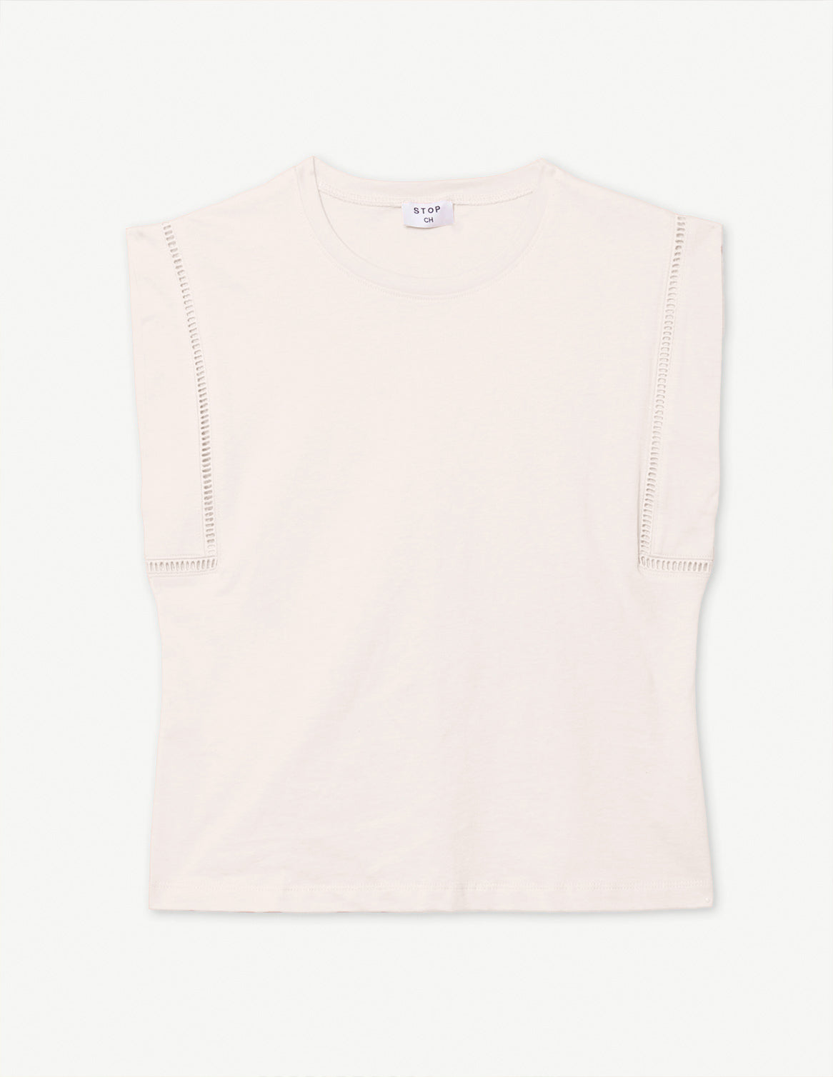 Playera manga corta aplicación en sisa
