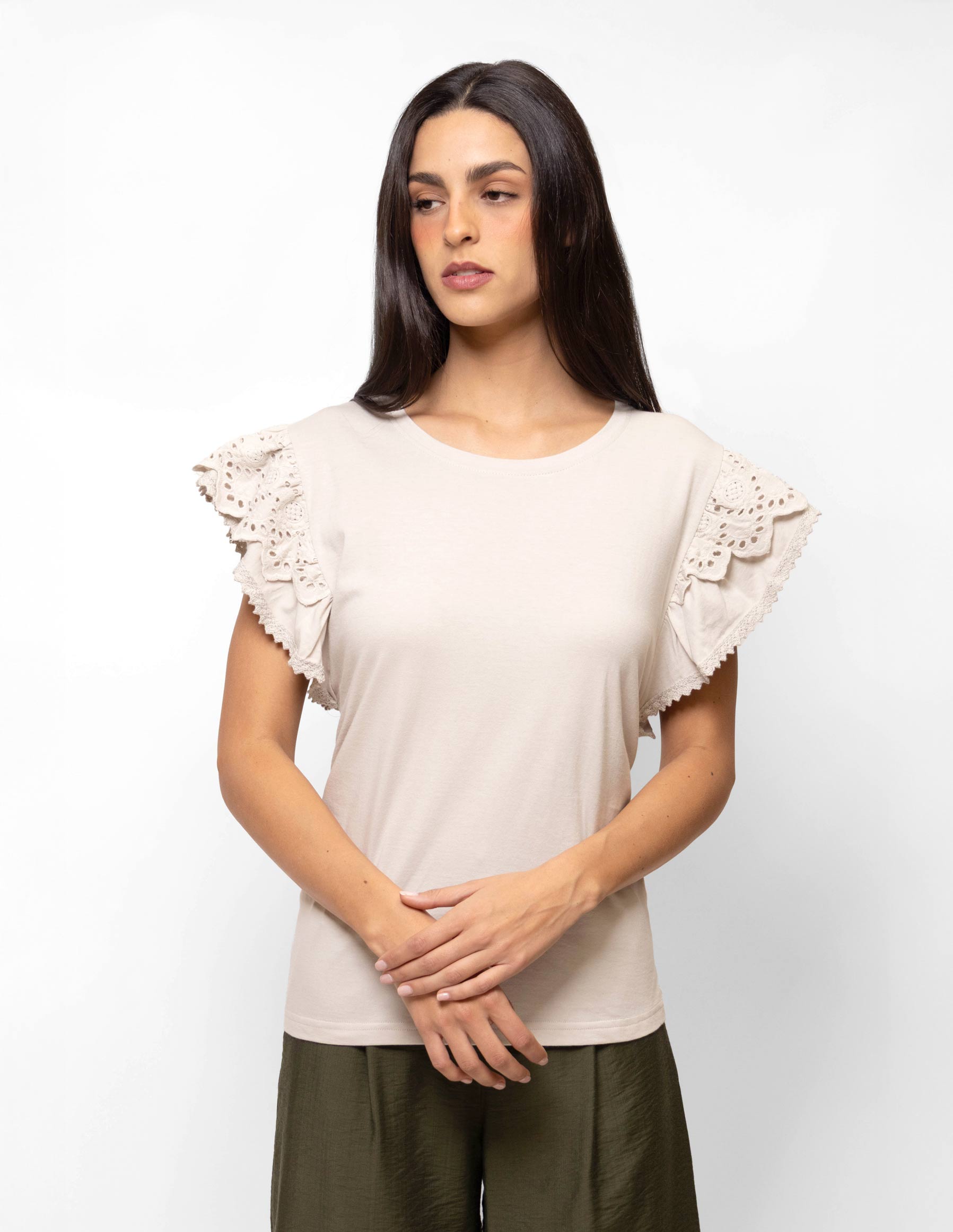 Playera manga con volantes y aplicaciones