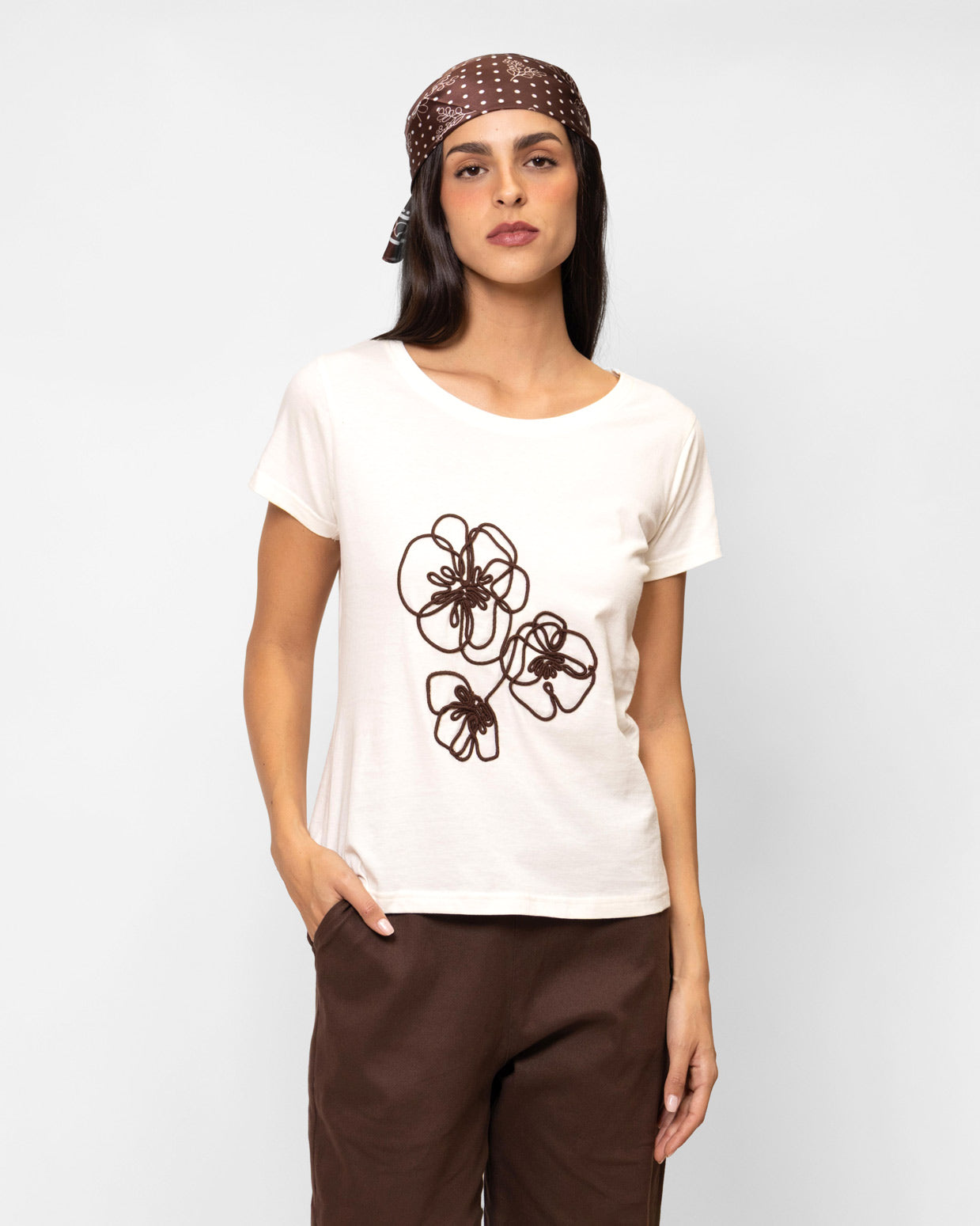 Playera bordado flor al frente