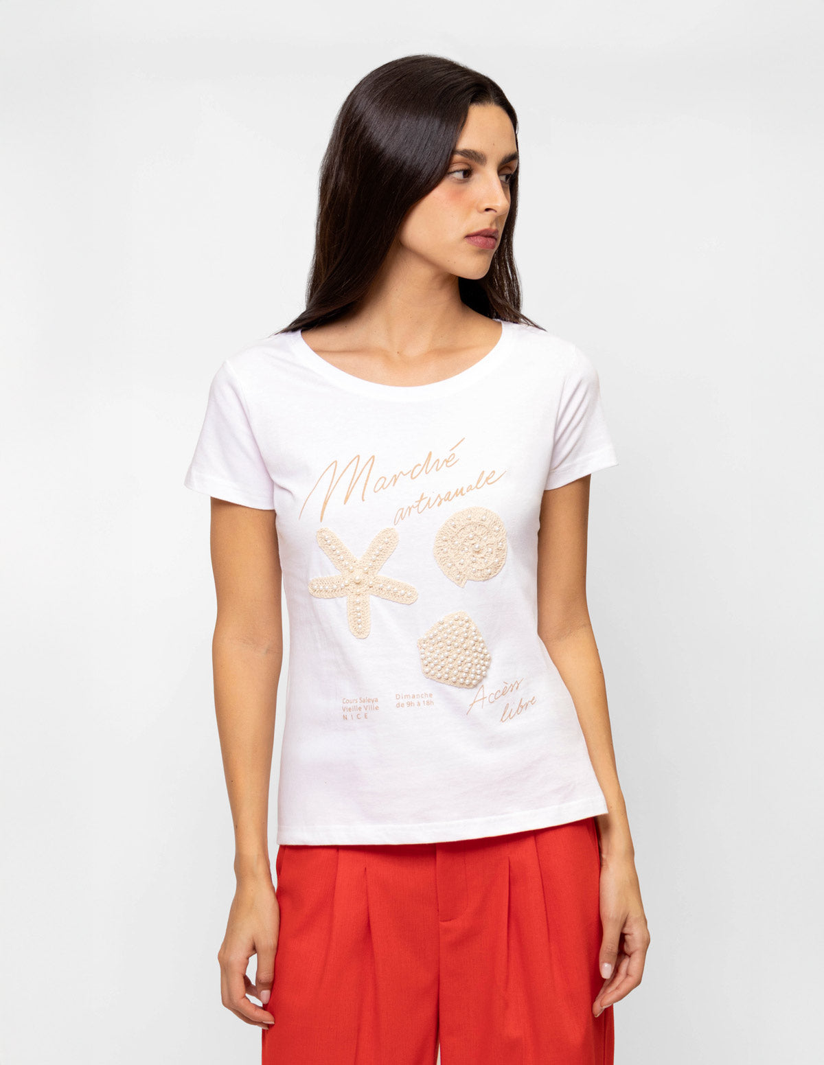 Playera con estampado y aplicaciones conchas