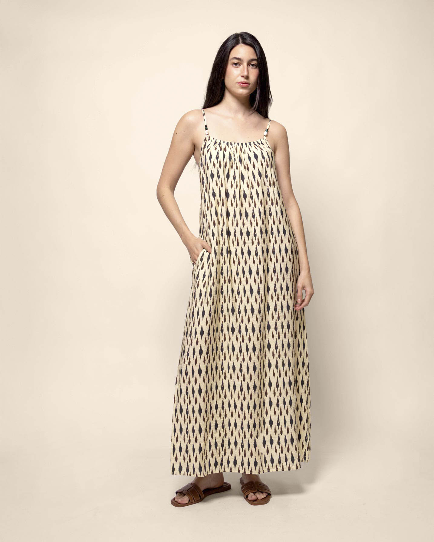 Vestido largo estampado aplicaciones piedras