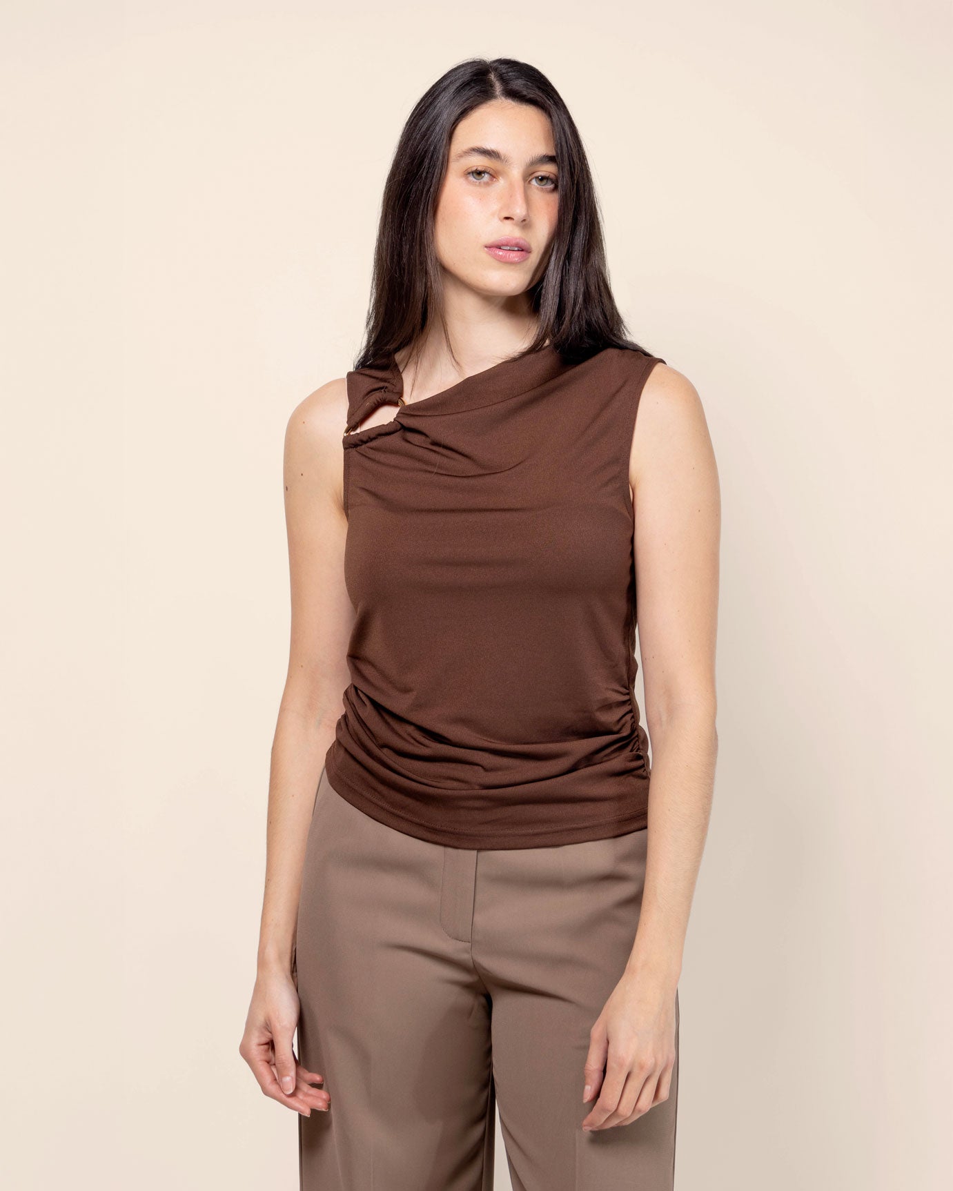 Blusa elástica sin mangas con aplicación