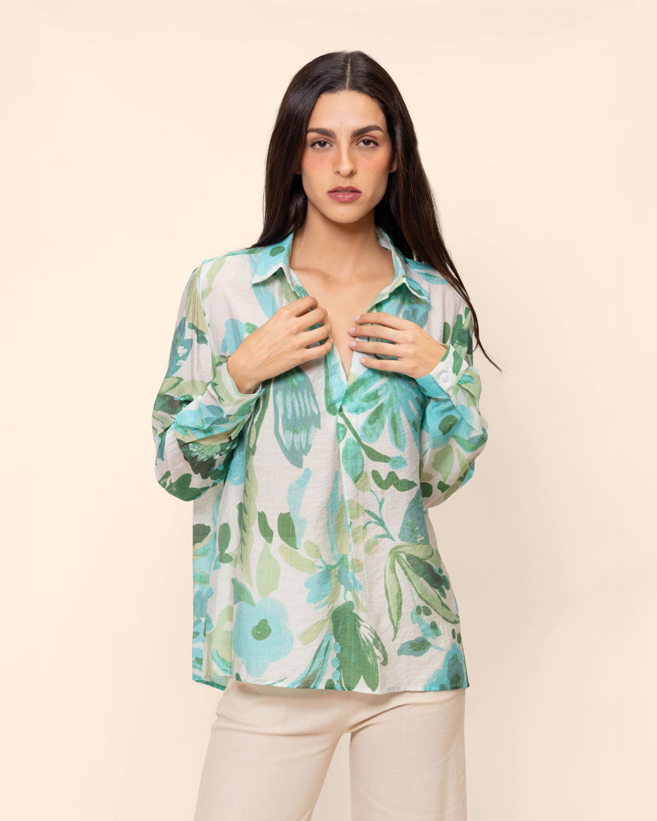 Blusa estampada cuello V con aletilla