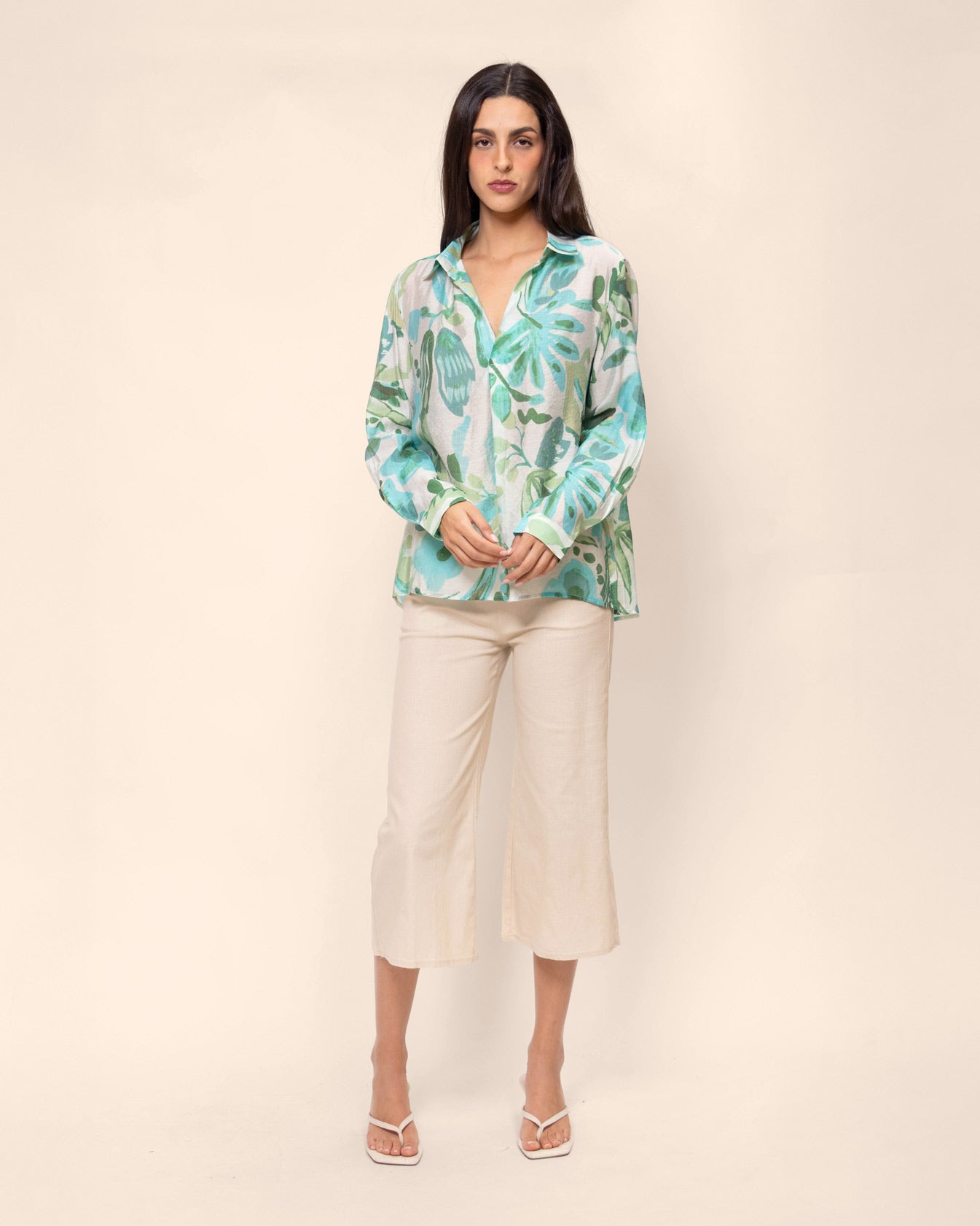 Blusa estampada cuello V con aletilla