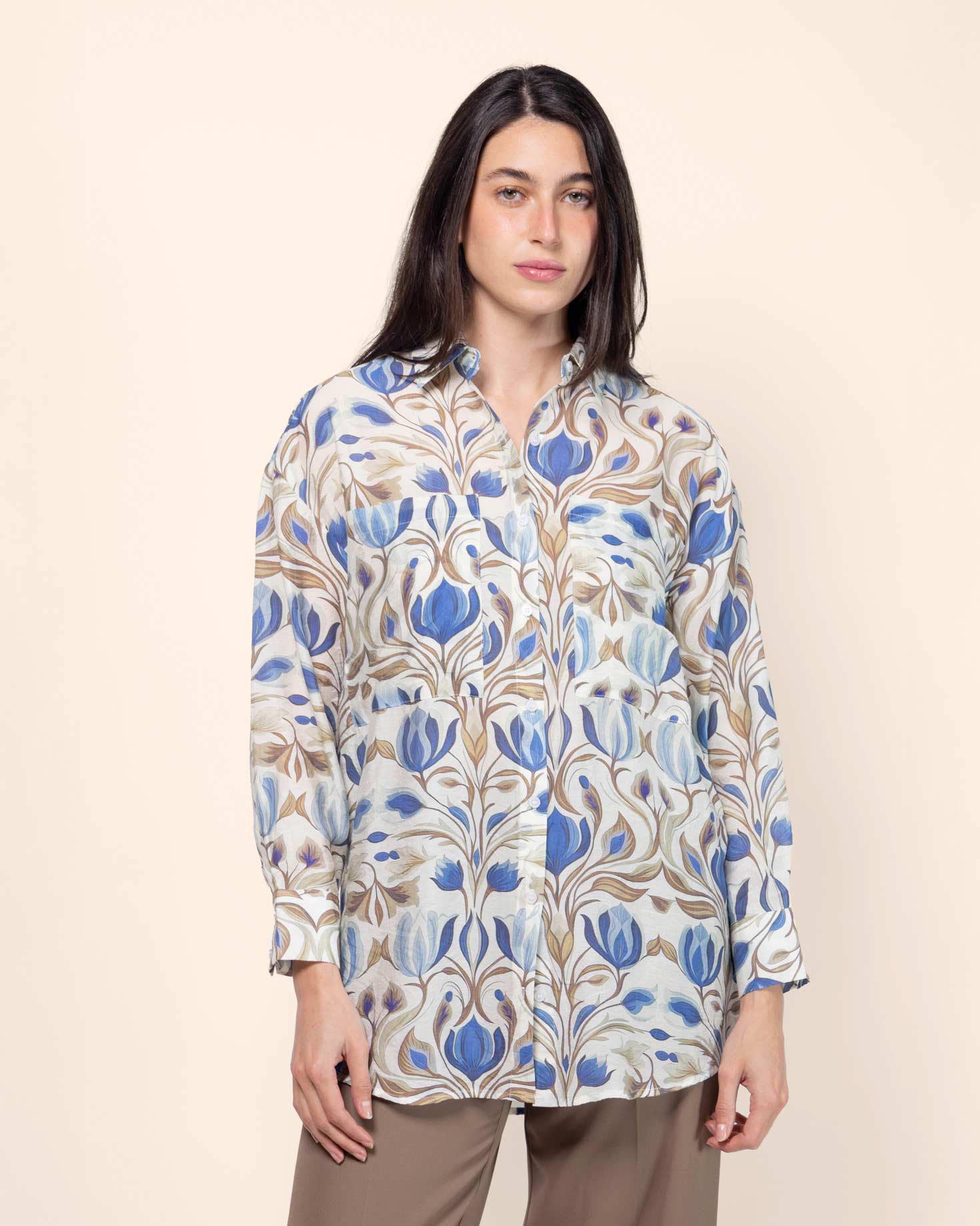 Blusa camisera manga larga estampada, tela ligera