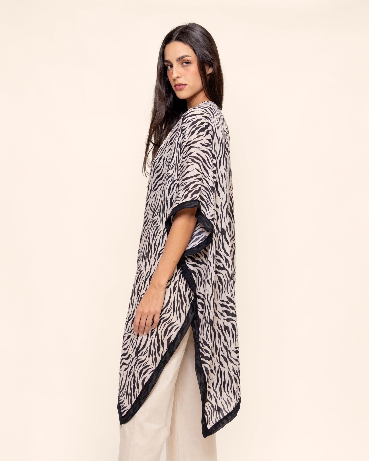 Kimono estampado negro con cenefa