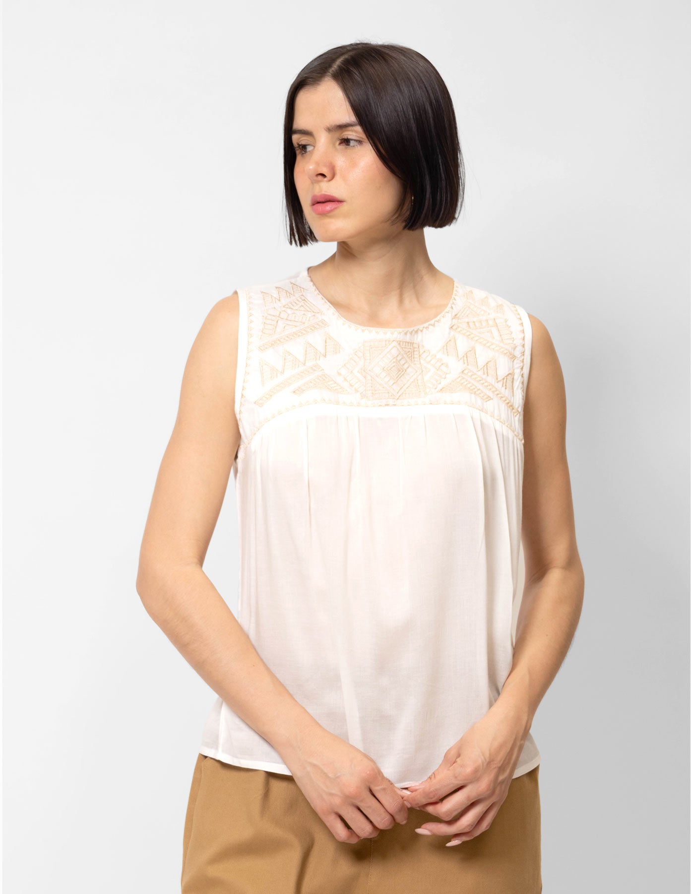Blusa sin mangas bordado pecho