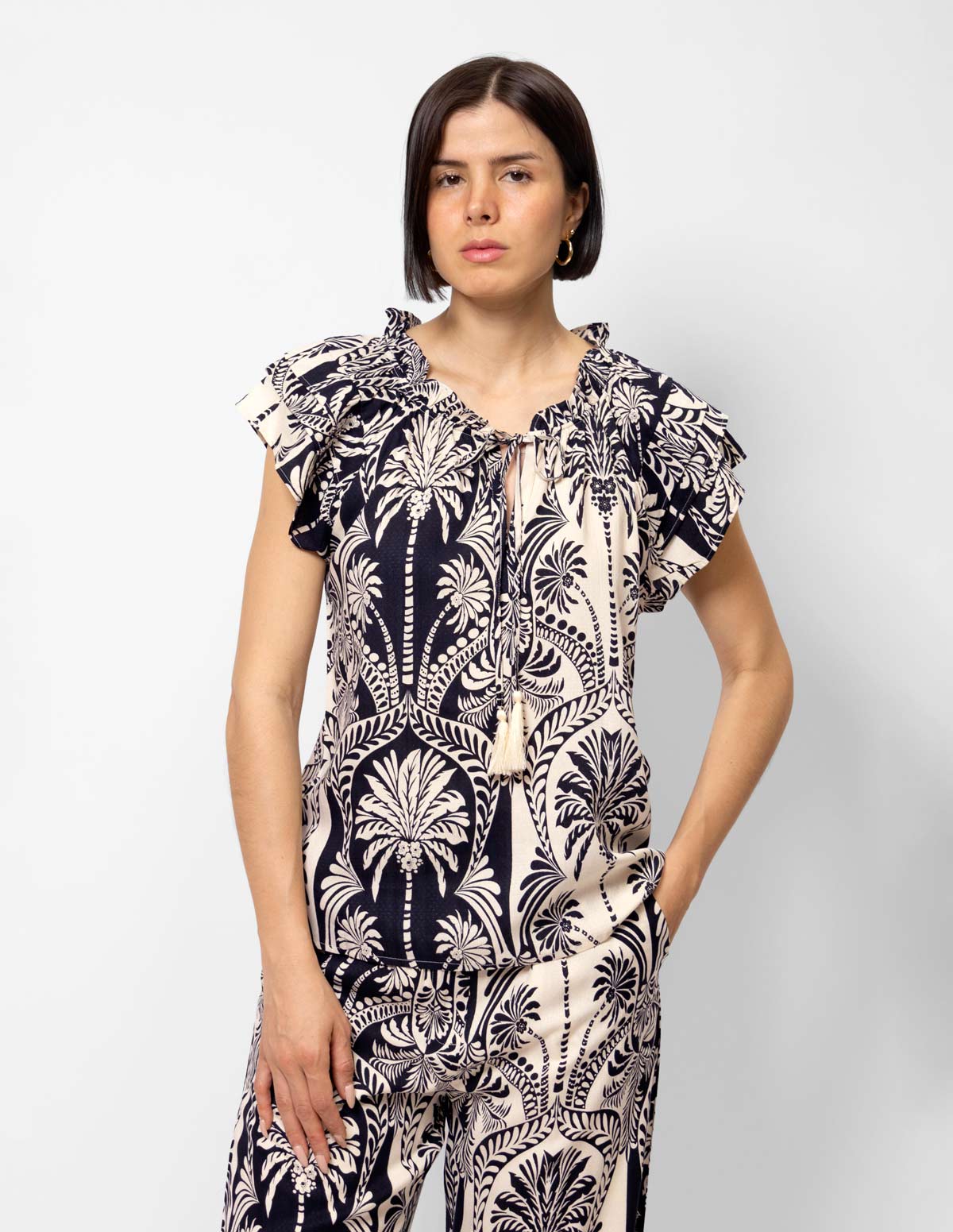 Blusa manga corta estampado y borlas