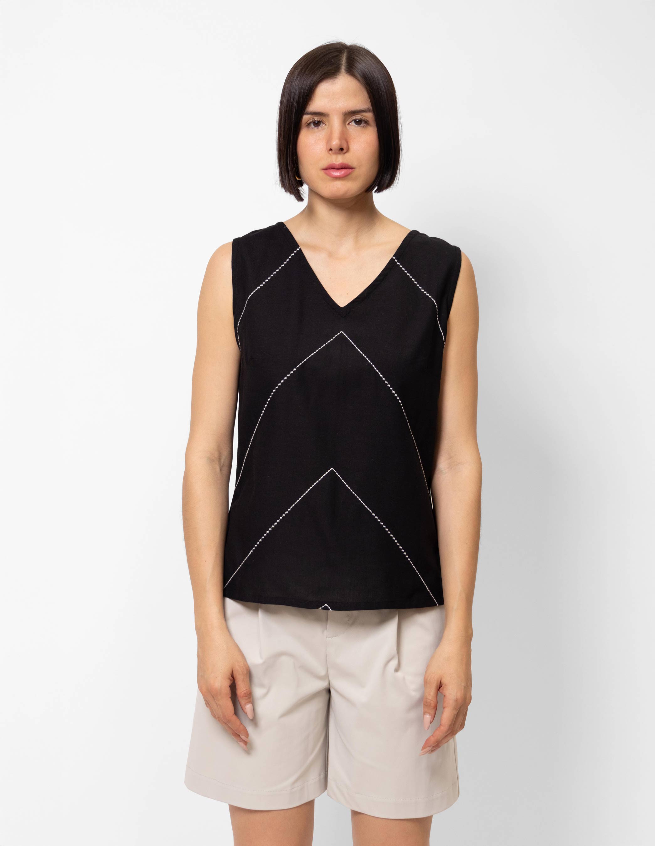 Blusa sin mangas con líneas bordadas