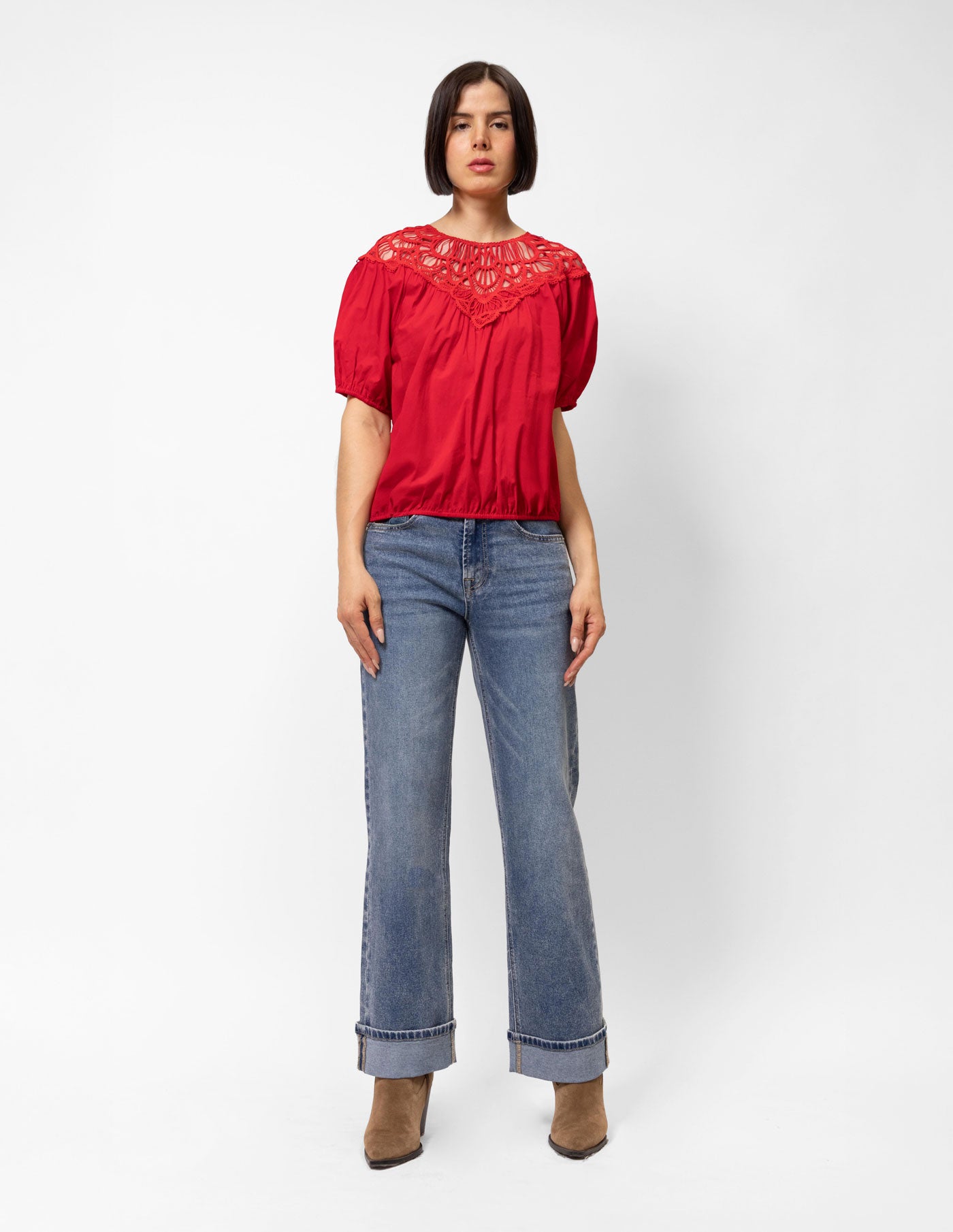Blusa manga corta aplicación encaje en pecho