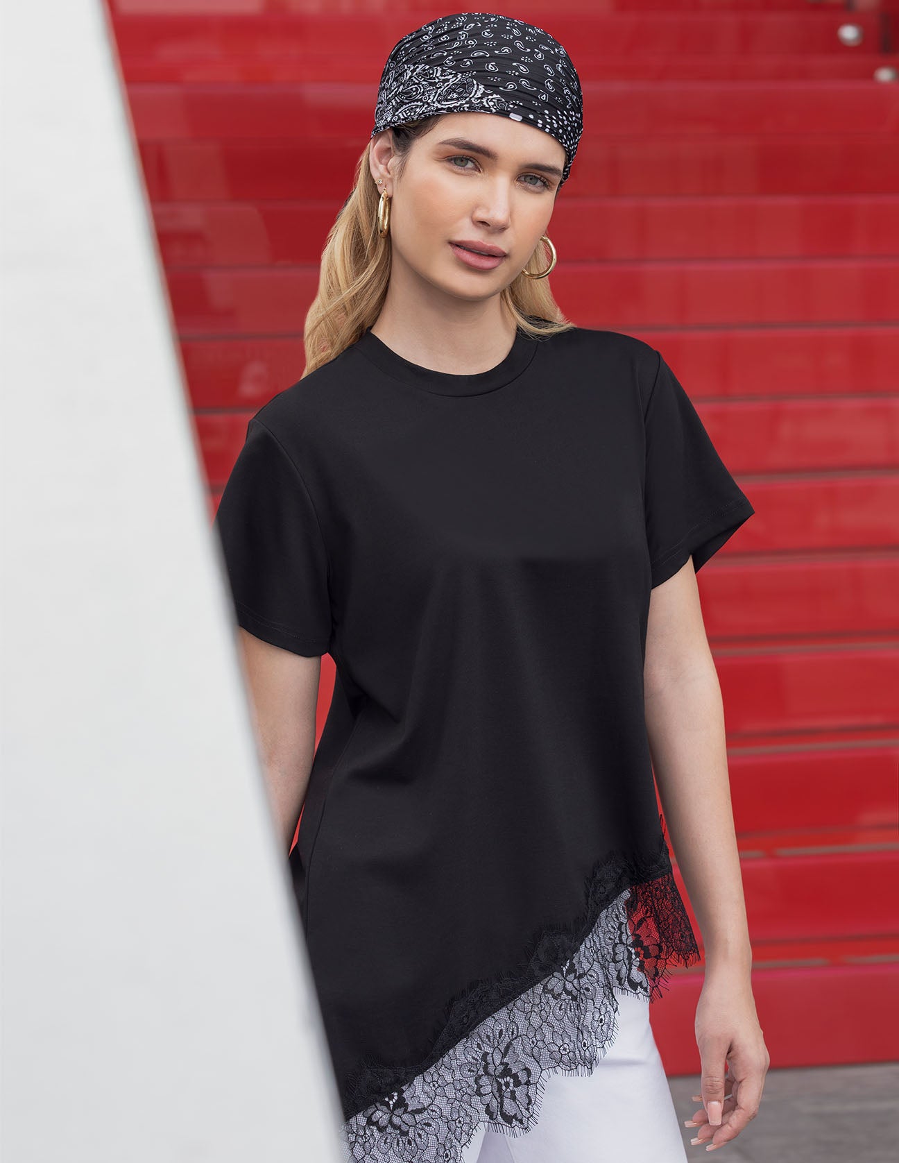 Blusa asimétrica con encaje en bajos