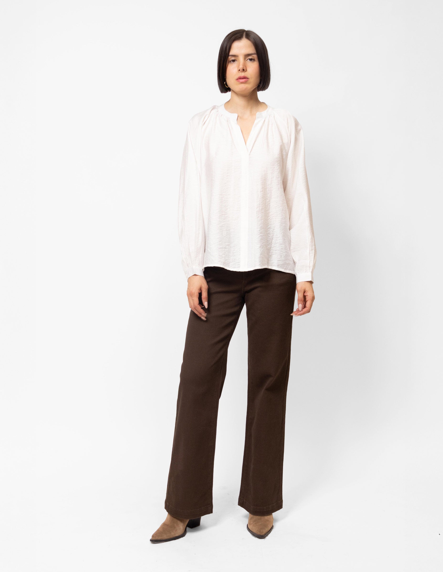 Blusa manga larga cuello escote pico