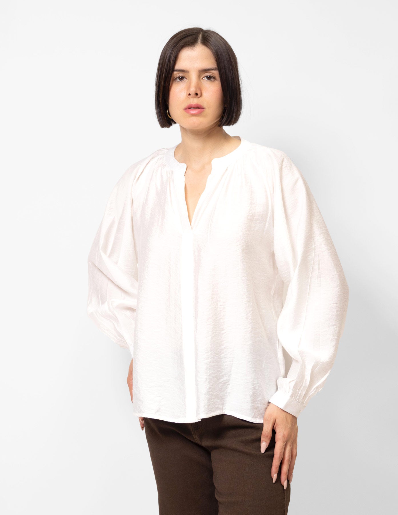 Blusa manga larga cuello escote pico