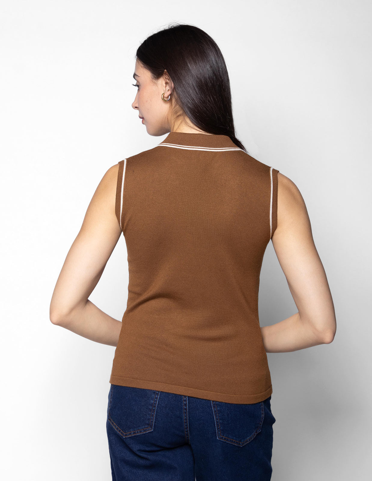 Blusa tejida sin manga tipo polo