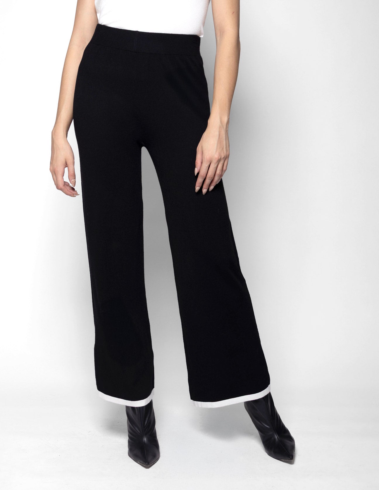 Pantalon tejido amplio con linea en contraste