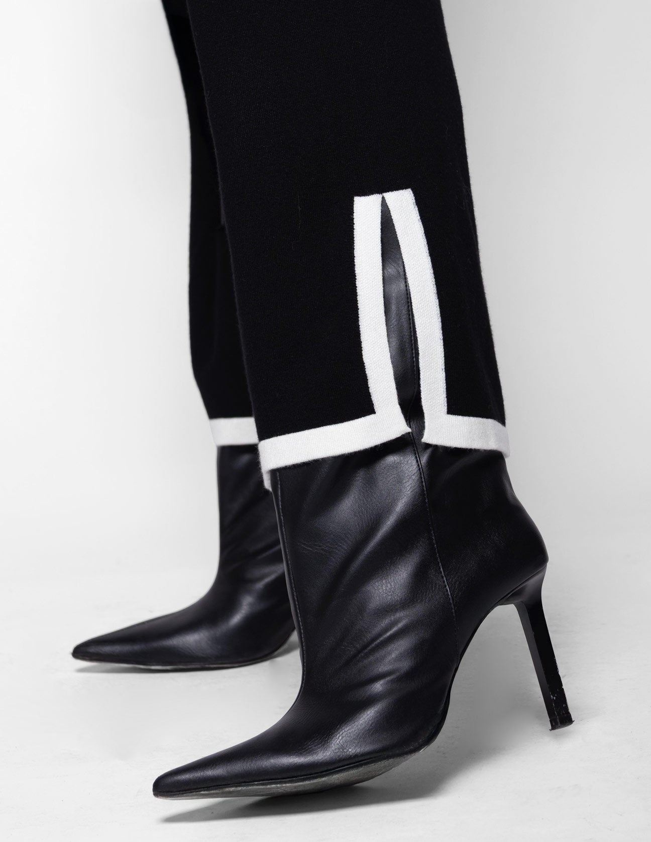 Pantalon tejido amplio con linea en contraste
