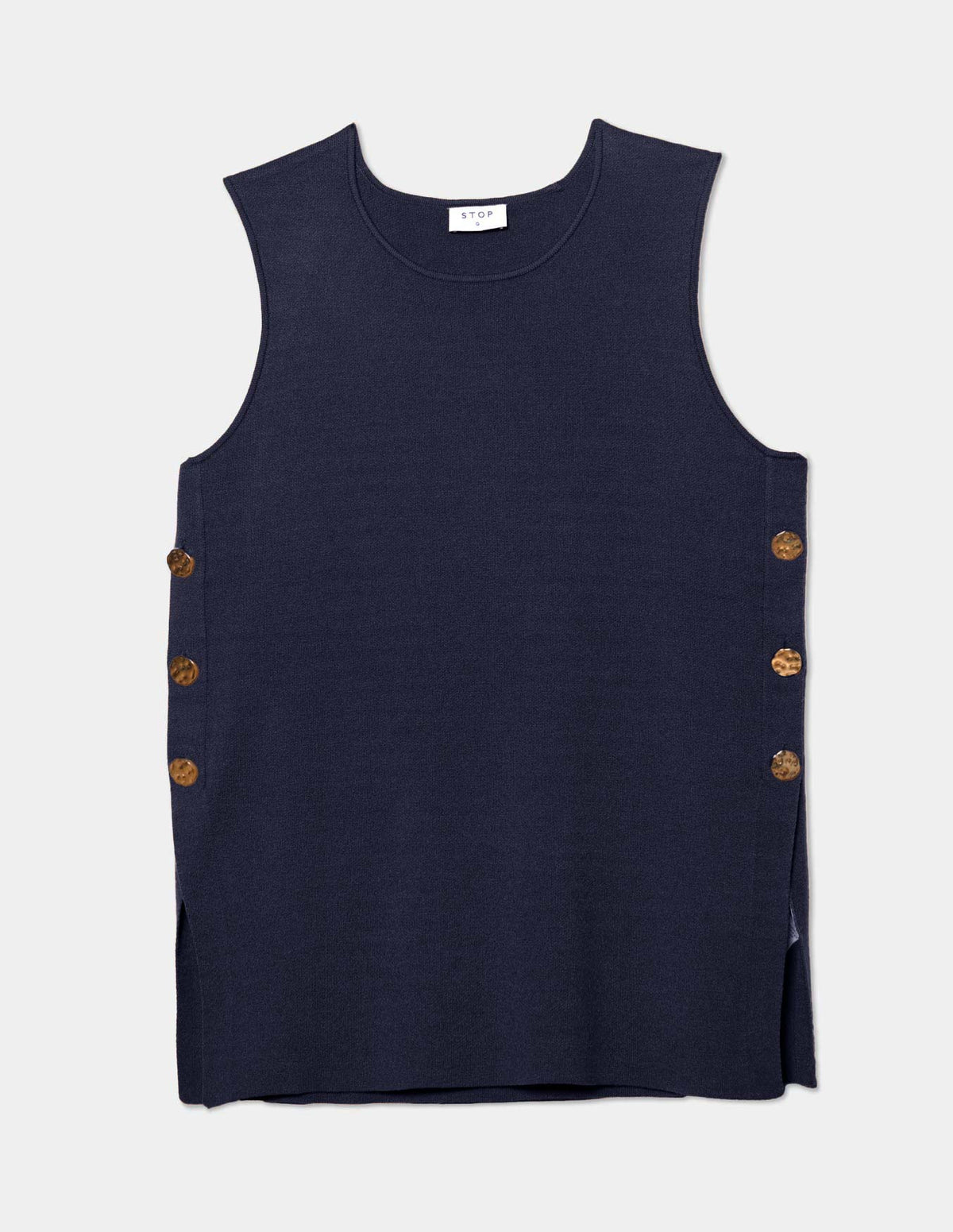 Blusa tejida si mangas con botones en costados