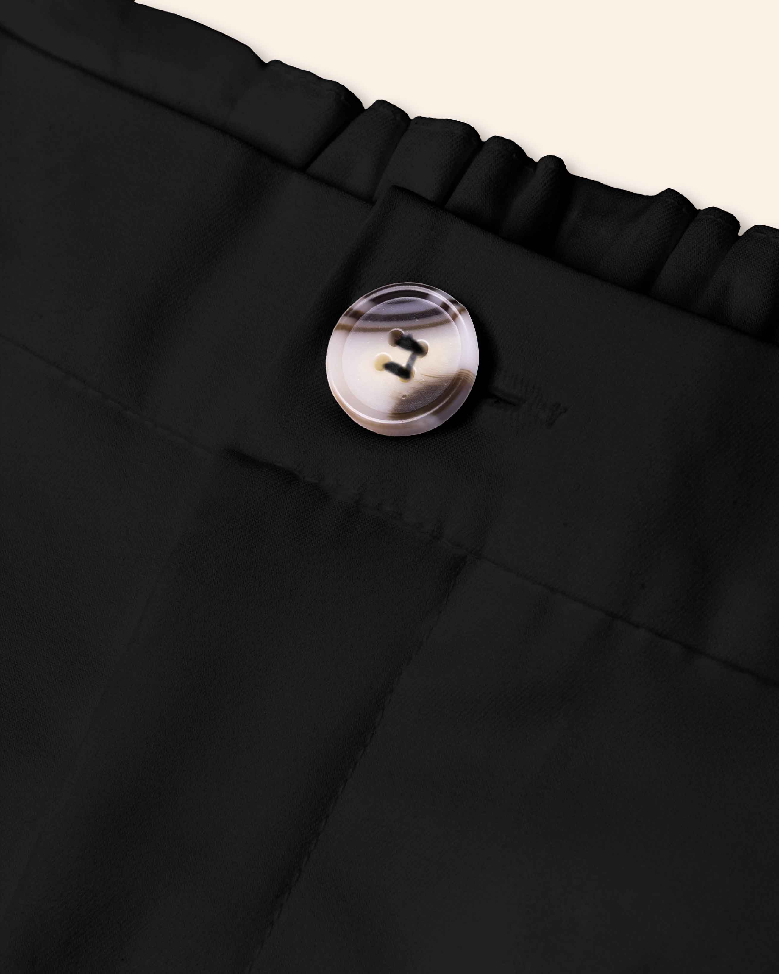 pantalon‑negro‑ajustado‑bajos‑abiertos‑STOP
