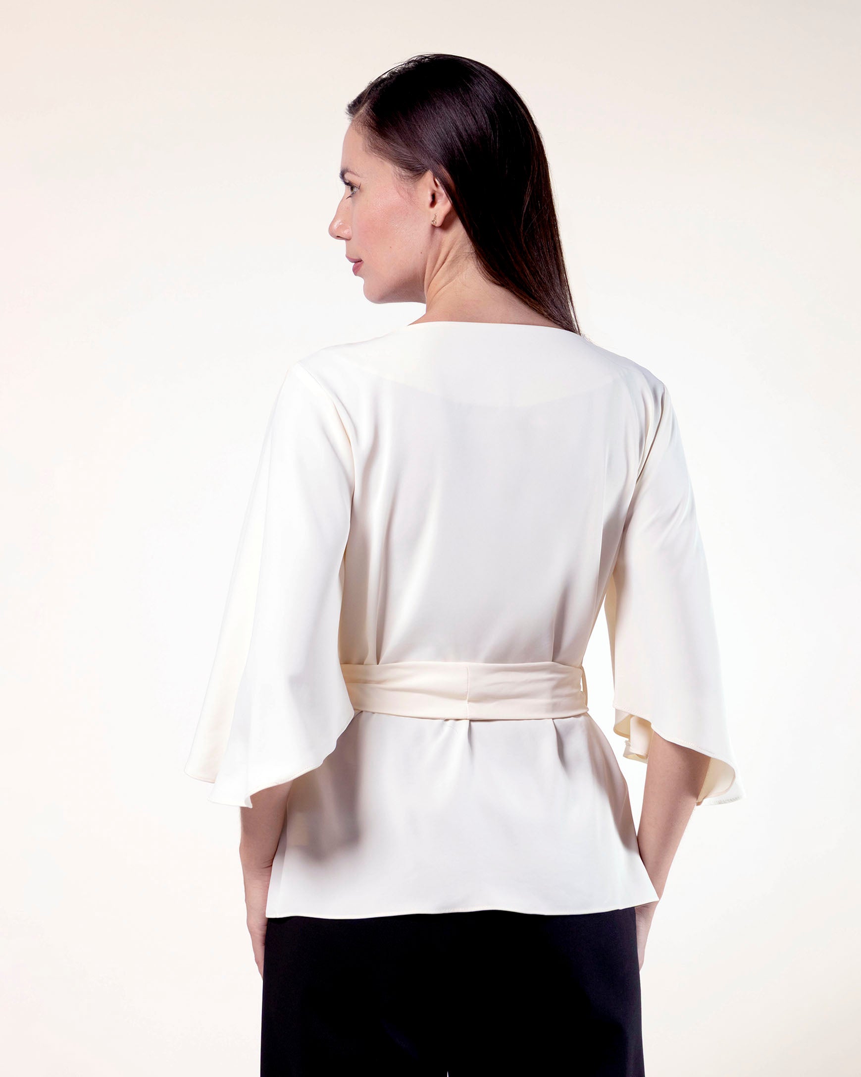 blusa-crudo-vista-trasera-cintura-ajustada