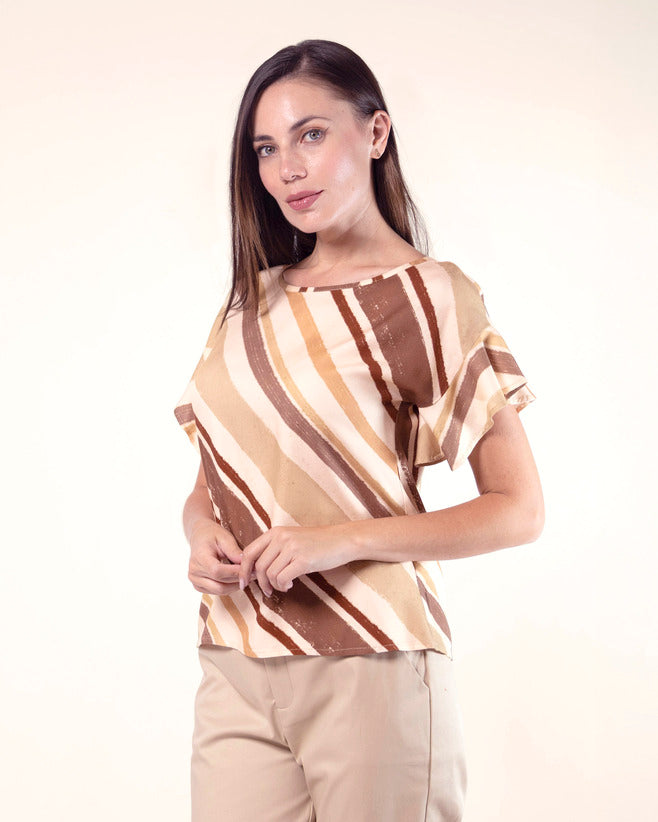 blusa-estampada-cafe-manga-corta-con-volante