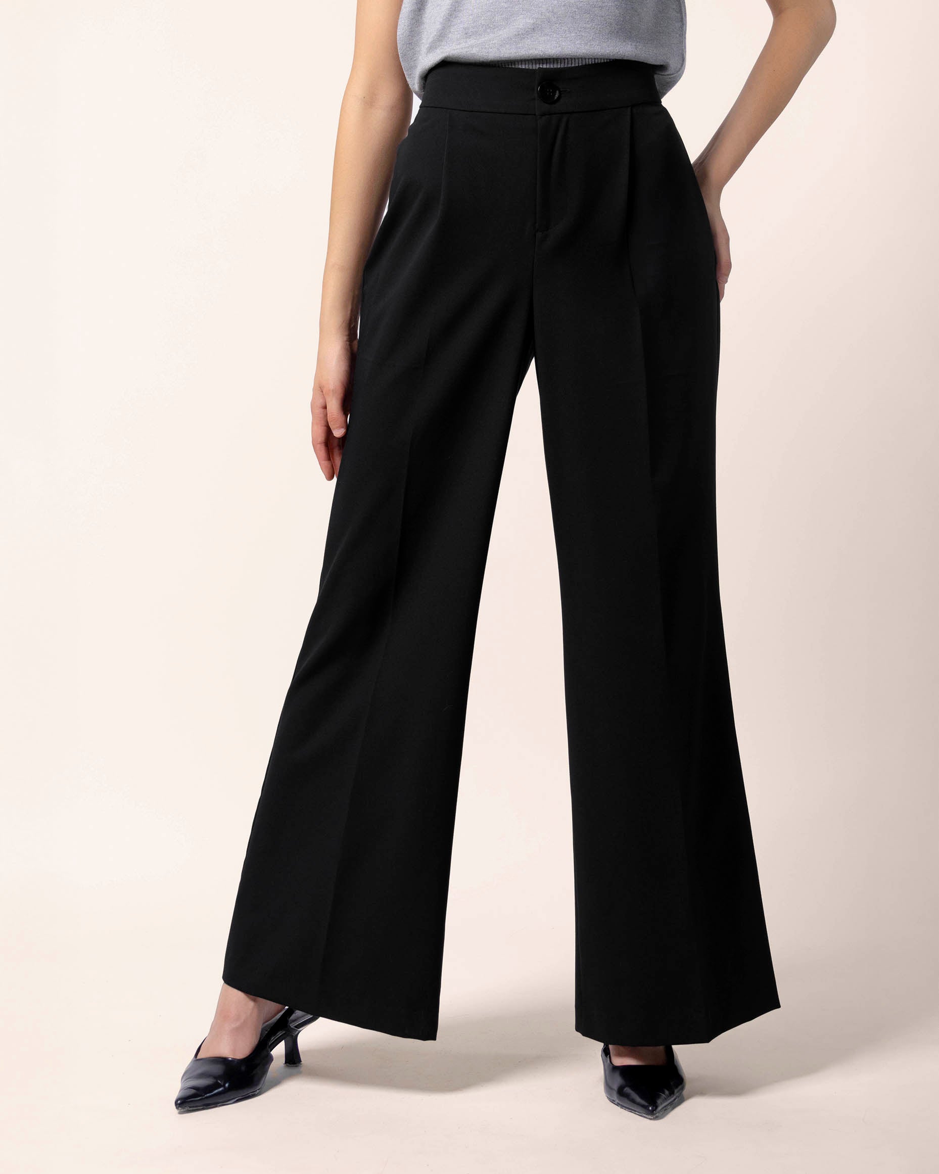 pantalon‑amplio‑negro‑con‑pinzas‑STOP