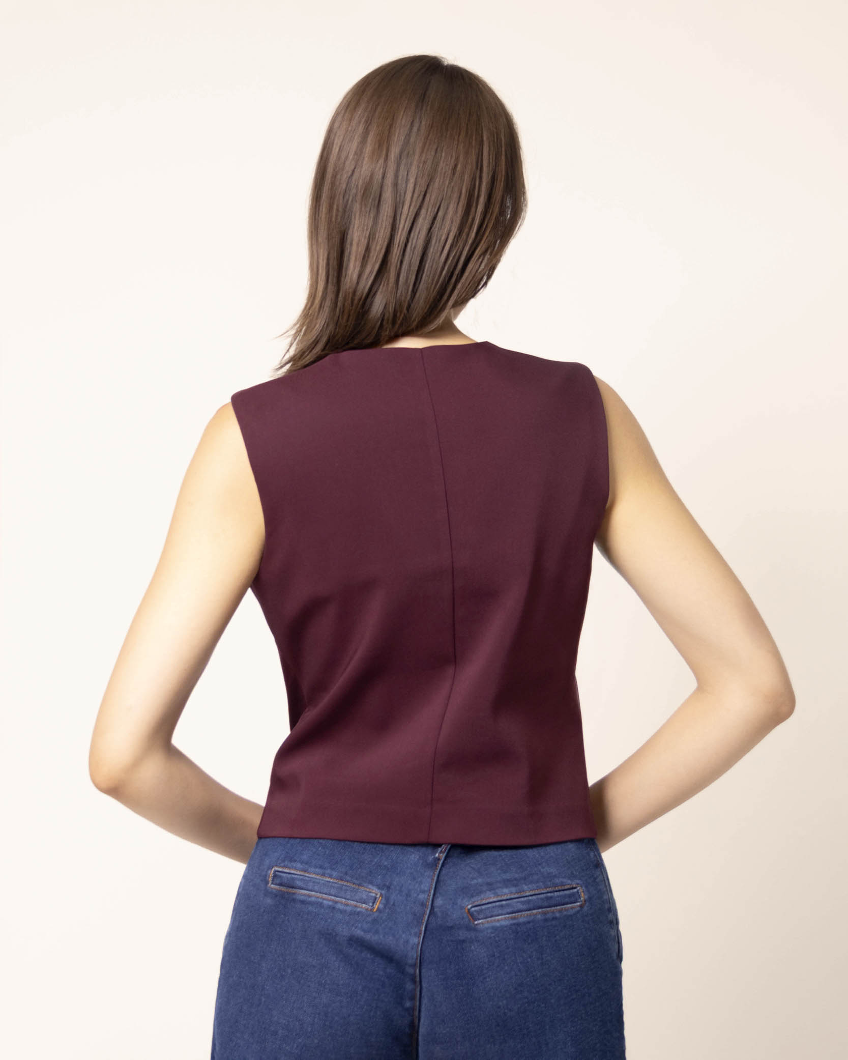 chaleco‑vino‑cuello‑v‑moderno‑STOP