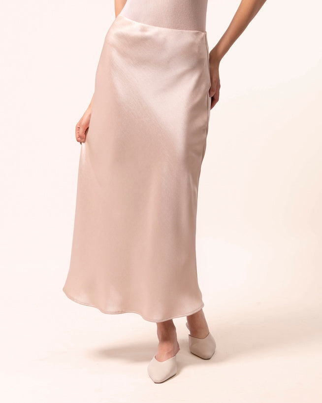 falda-midi-satinada-beige-detalle-pretina