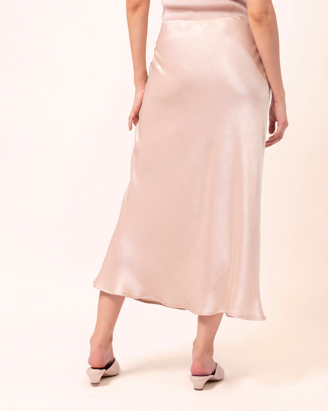 falda-midi-satinada-beige-textura-satinada