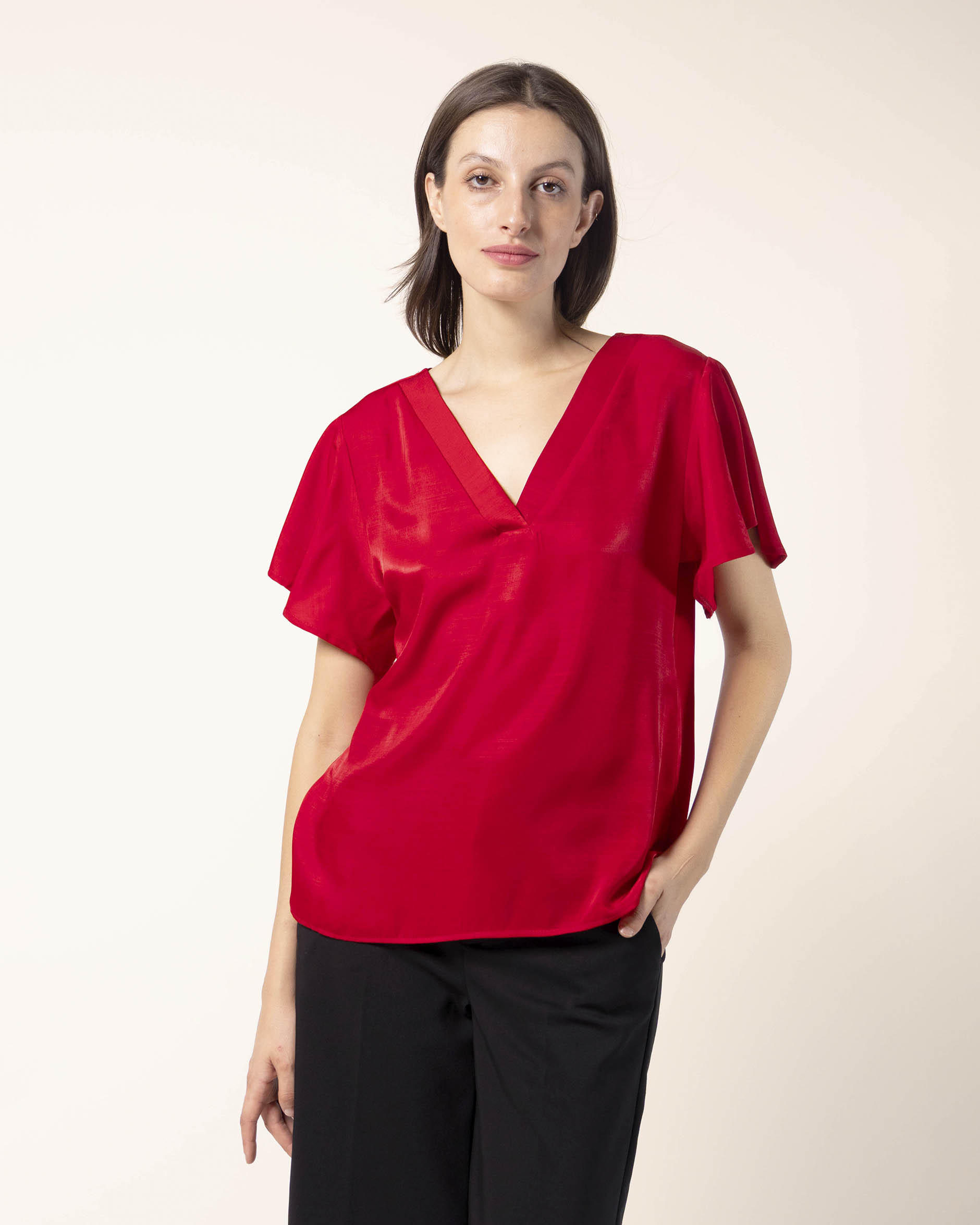 blusa‑roja‑cuello‑v‑manga‑olan‑STOP