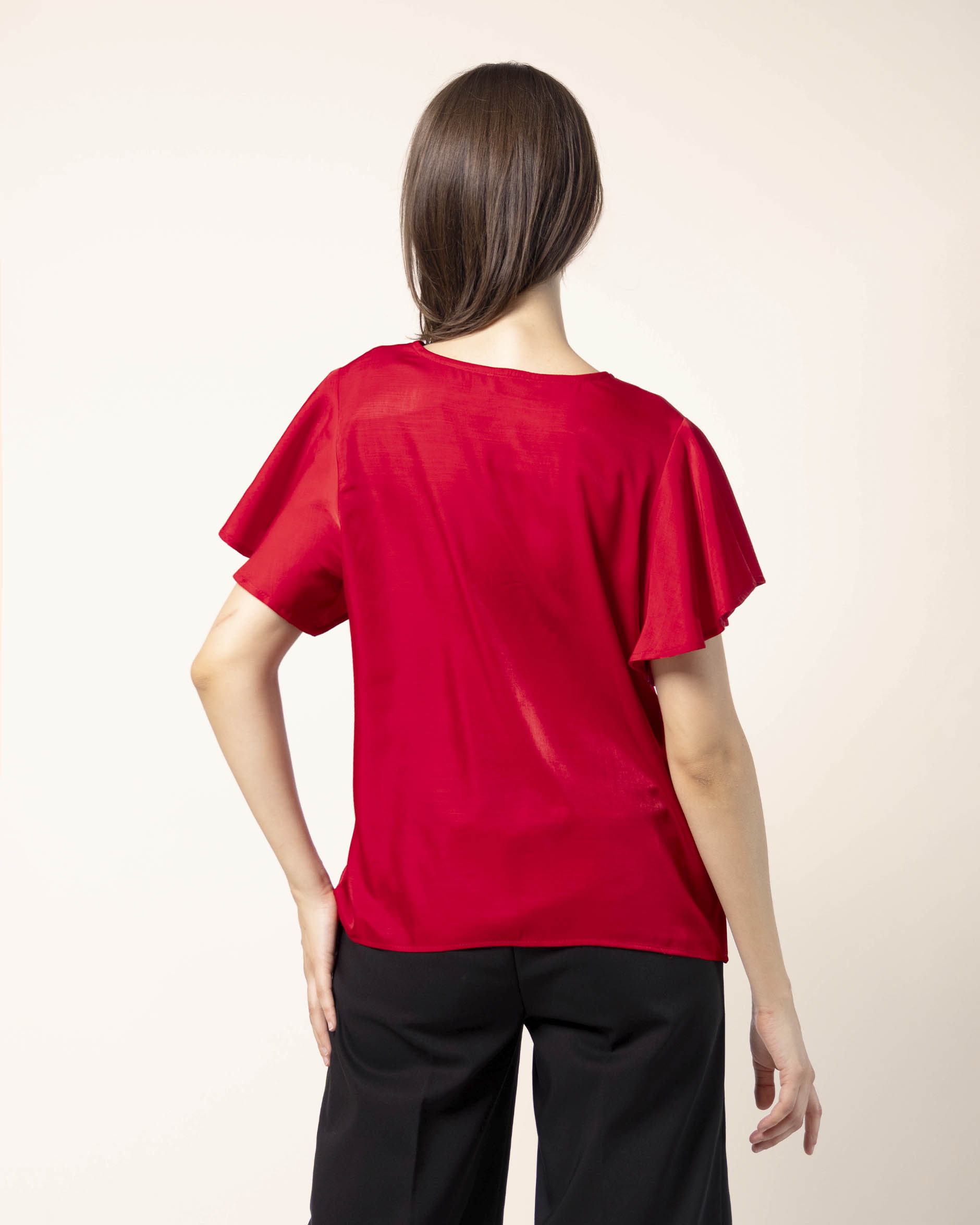 blusa‑cuello‑v‑con‑olan‑roja‑STOP