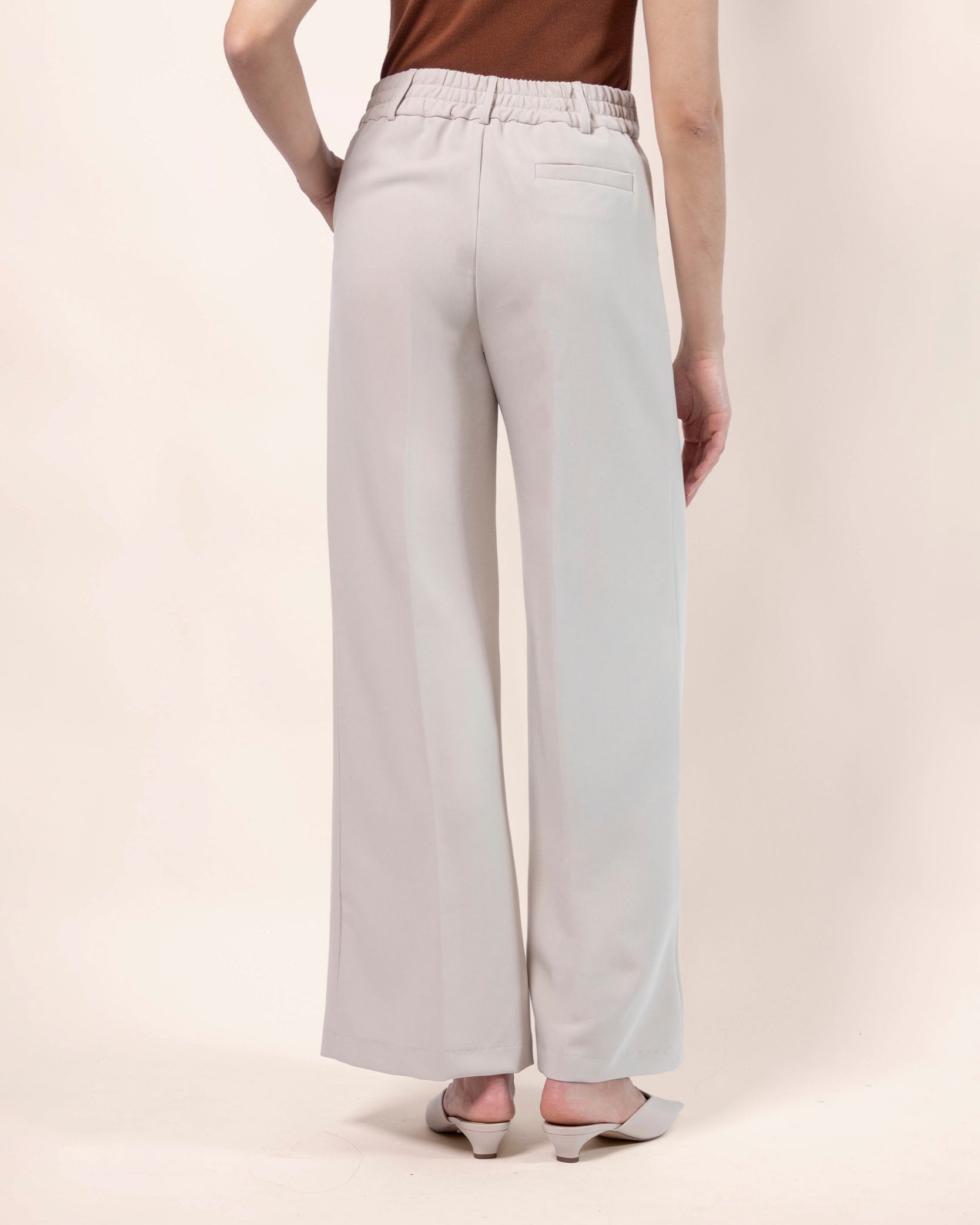 pantalon-estilo-pierna-amplia-beige