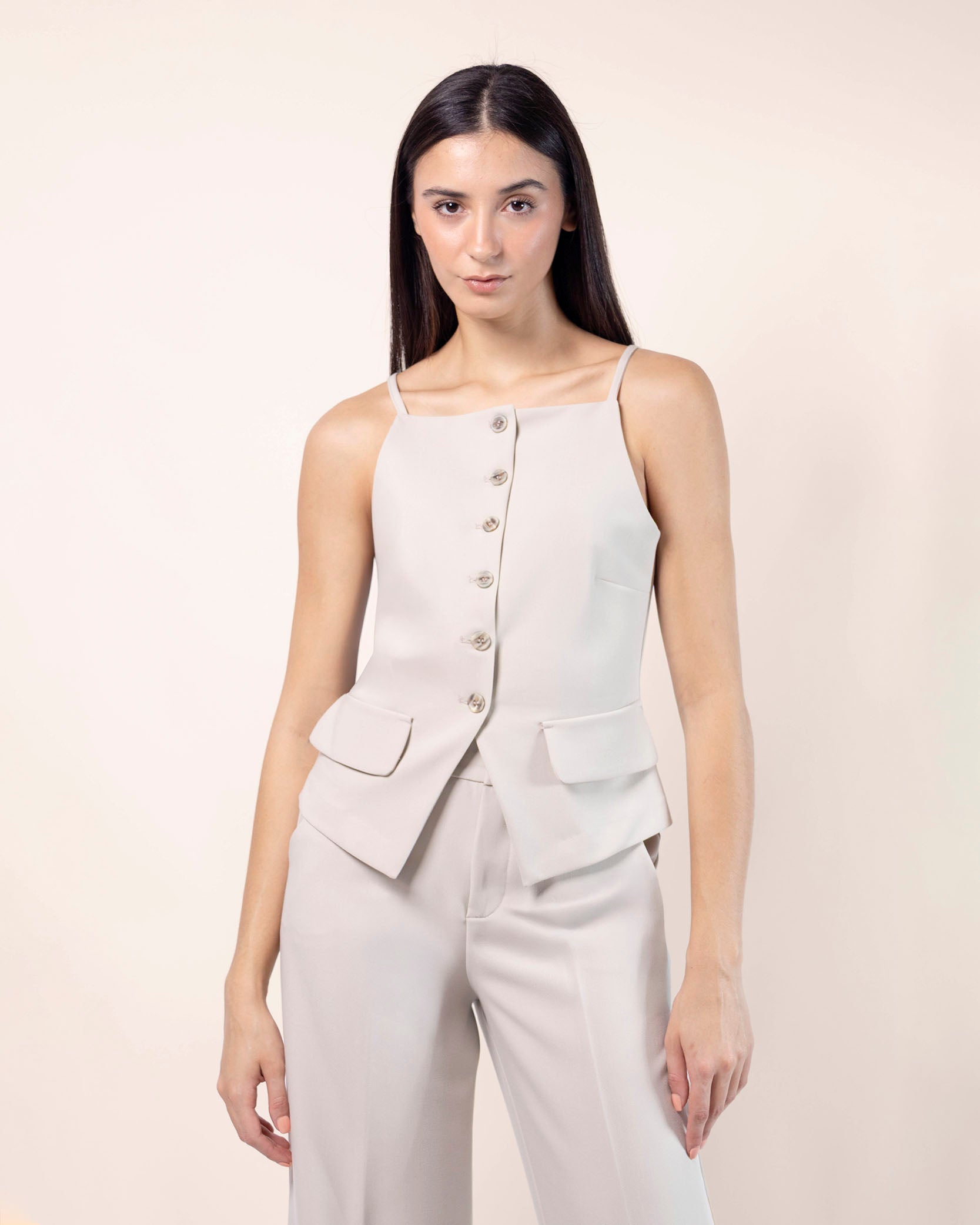 chaleco-beige-escote-cuadrado-lazo